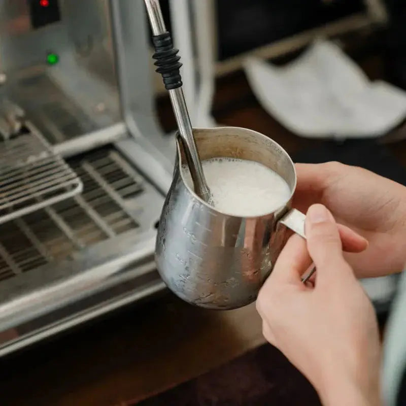 Der-perfekte-Milchschaum-so-geht-Milch-aufschäumen-mit-deiner-Siebträgermaschine Rheinland.Coffee