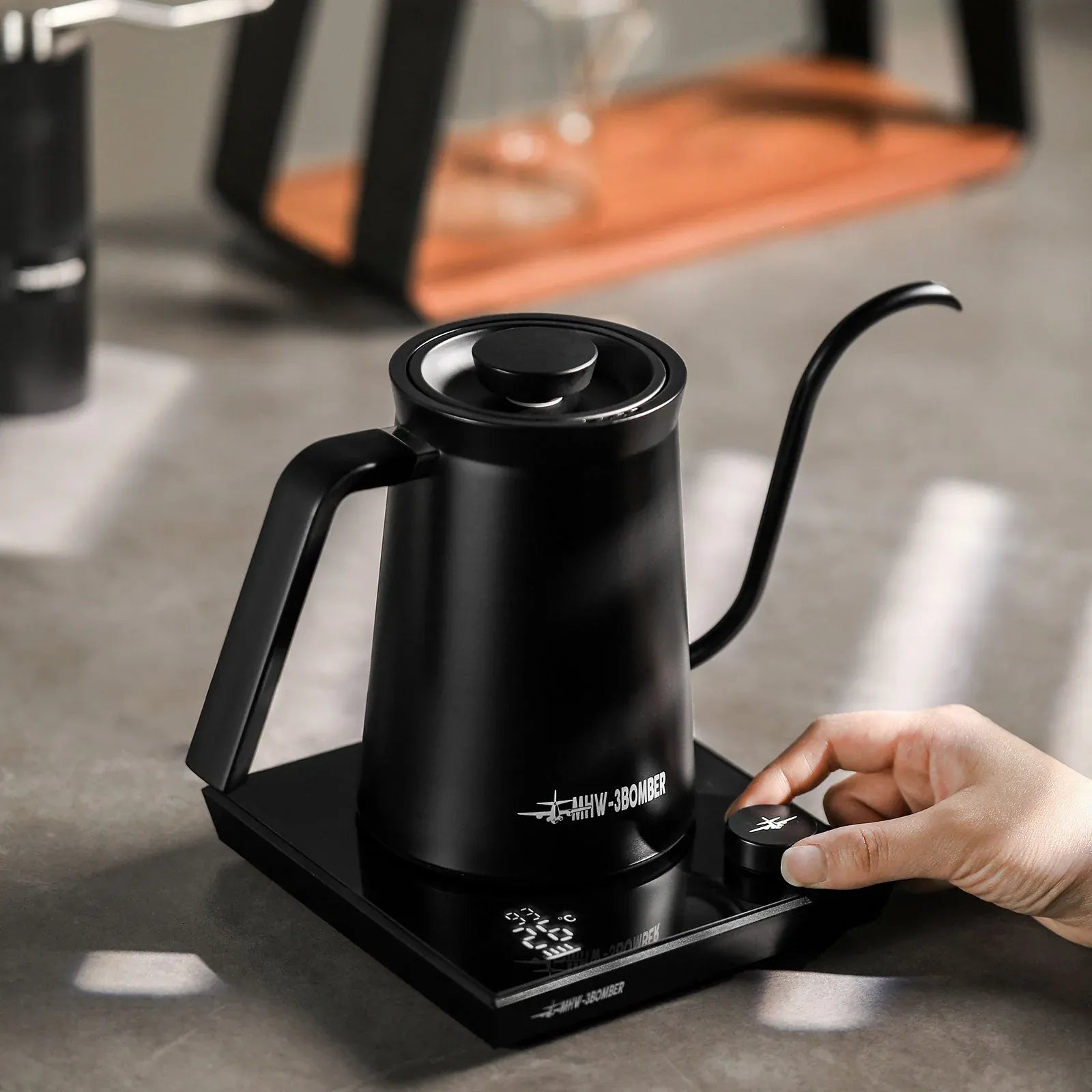 MHW-3BOMBER Assassin Schwanenhals-Wasserkocher (600 ml) Wasserkocher MHW-3Bomber - Rheinland.Coffee