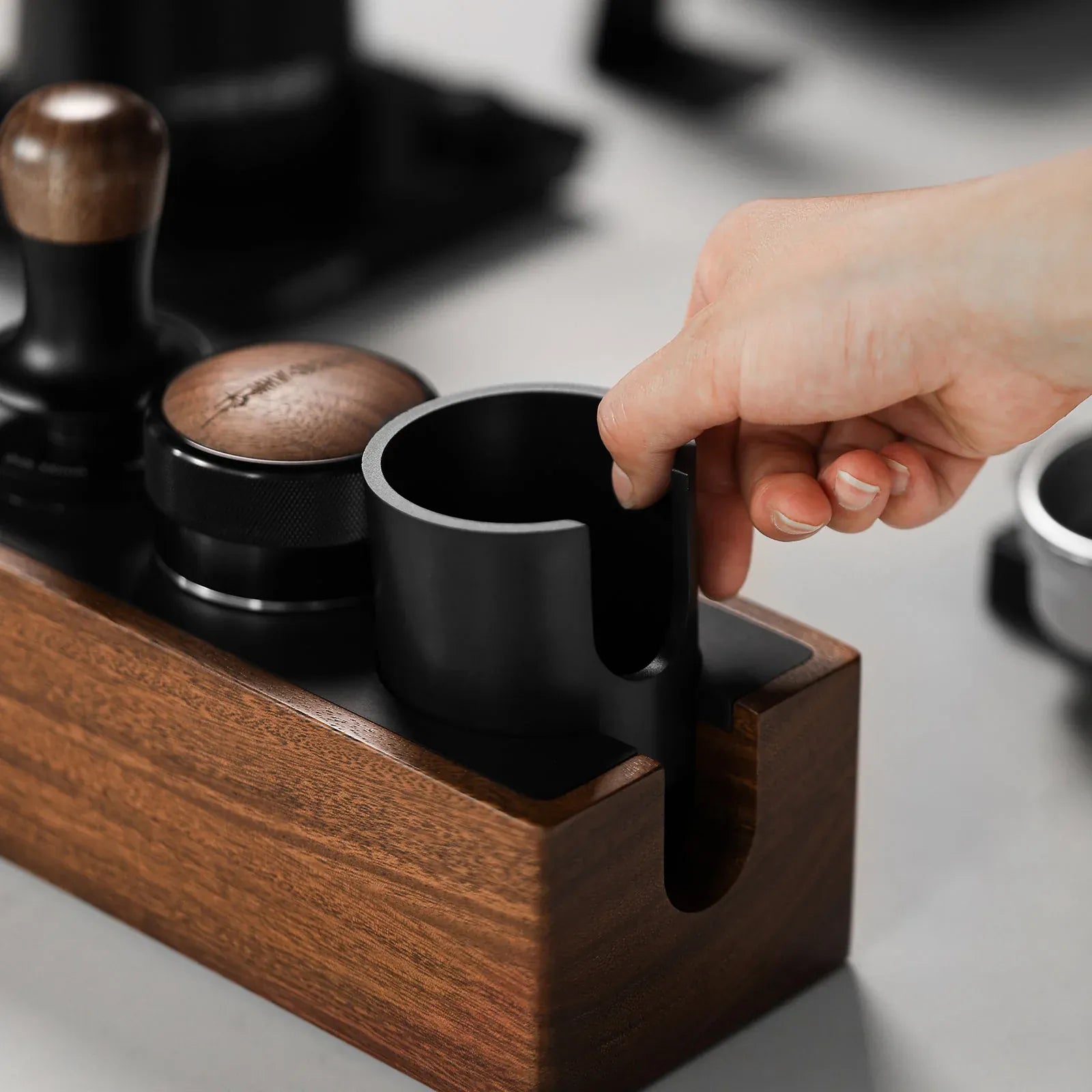 MHW-3BOMBER Espresso-Siebträgerhalter & Tamping-Station (Walnuss) Tamper Station MHW-3Bomber - Rheinland.Coffee
