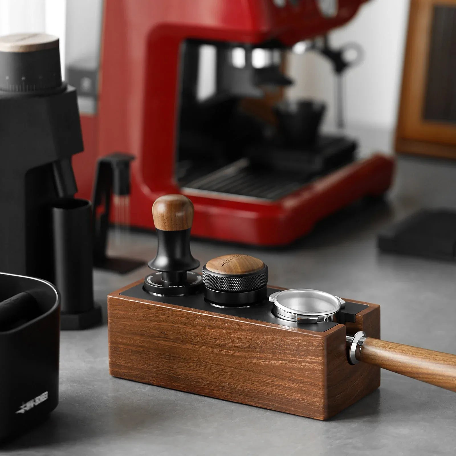 MHW-3BOMBER Espresso-Siebträgerhalter & Tamping-Station (Walnuss) Tamper Station MHW-3Bomber - Rheinland.Coffee