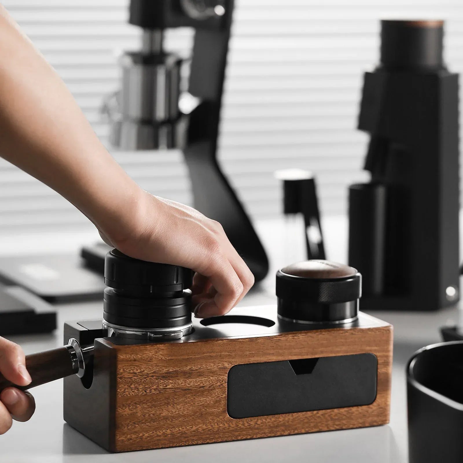 MHW-3BOMBER Espresso-Siebträgerhalter & Tamping-Station (Walnuss) Tamper Station MHW-3Bomber - Rheinland.Coffee