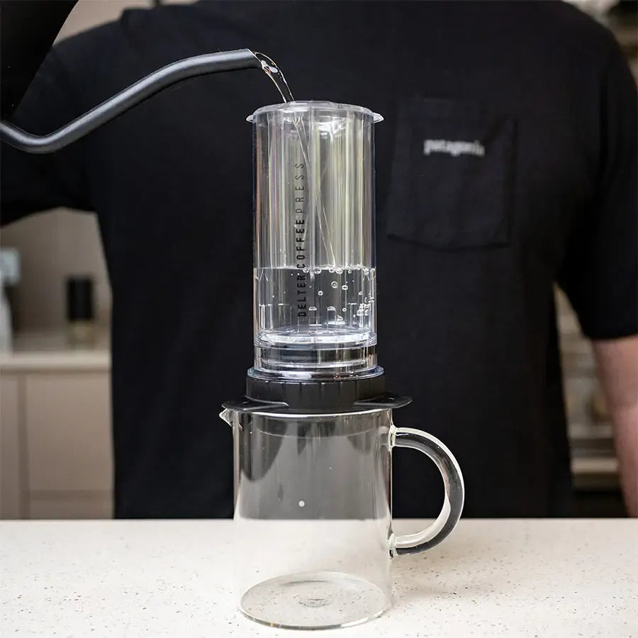 Delter Coffee Press – Volle Geschmackskontrolle in Clear & Grey Limited Edition Delter Coffee Kaffee mobil Rheinland Coffee