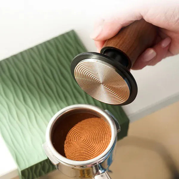 WPM Federbelasteter Tamper (58,35 mm) – Konstante Präzision für Deinen Espresso Tamper WPM - Rheinland.Coffee