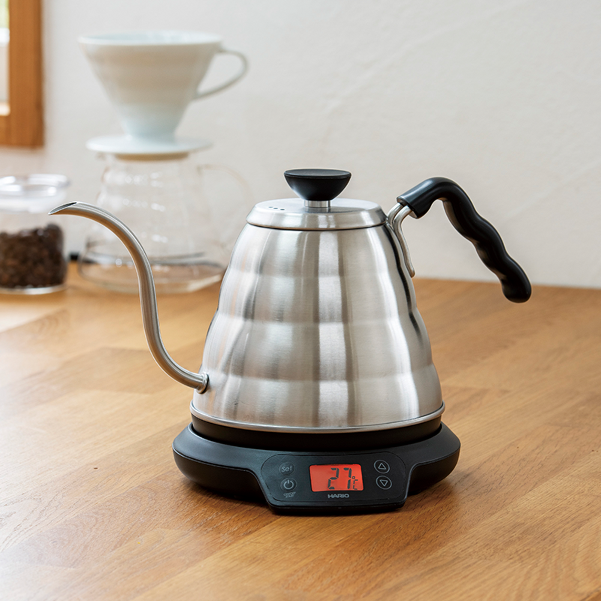 Hario Buono Power Kettle neben V60-Handfilter - Rheinland.Coffee