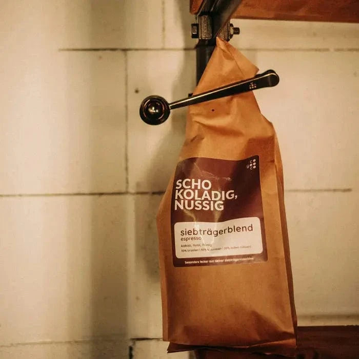 Kaffeeklammer mit Dosierlöffel von COYOOCO Pinsel und Bürsten COYOOCO - Rheinland.Coffee