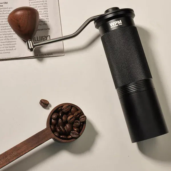 WPM Manuelle Kaffeemühle (Mini) – Dein Premium-Begleiter für unterwegs Handmühle WPM - Rheinland.Coffee