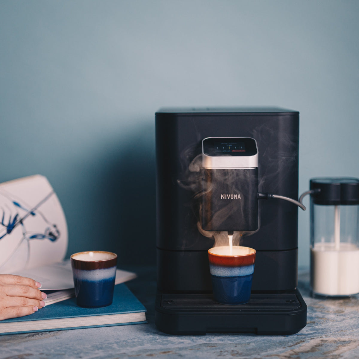 Zwei Tassen Cappuccino vor der Nivona NIVO 7'101