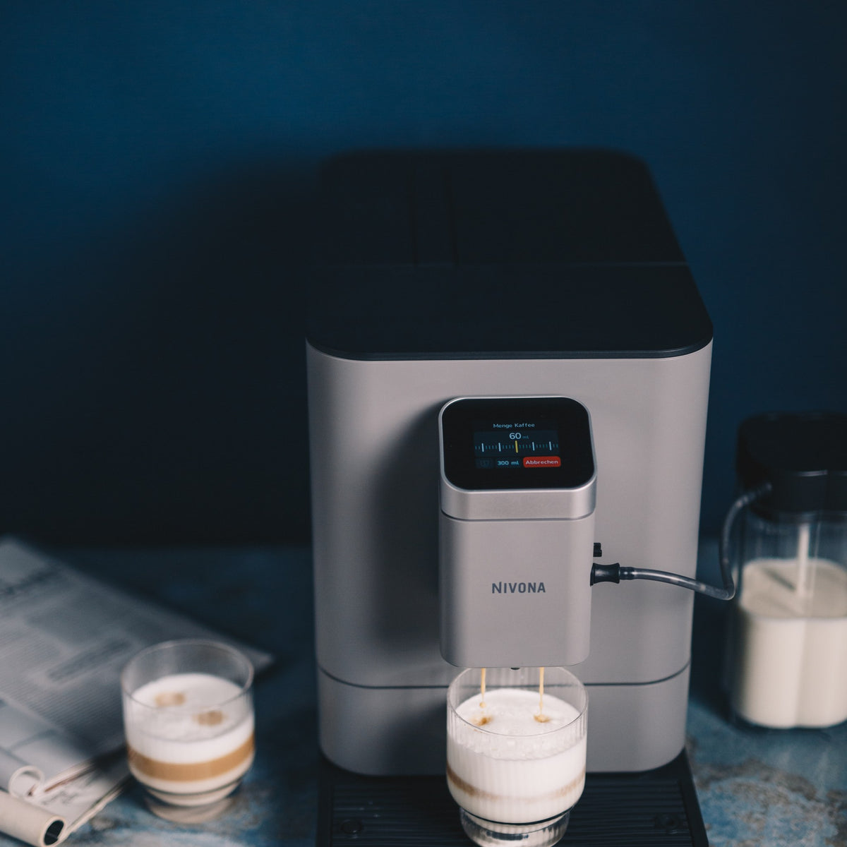 Nivona NIVO 7'105 mit Milchbehälter und fertigem Milchkaffee