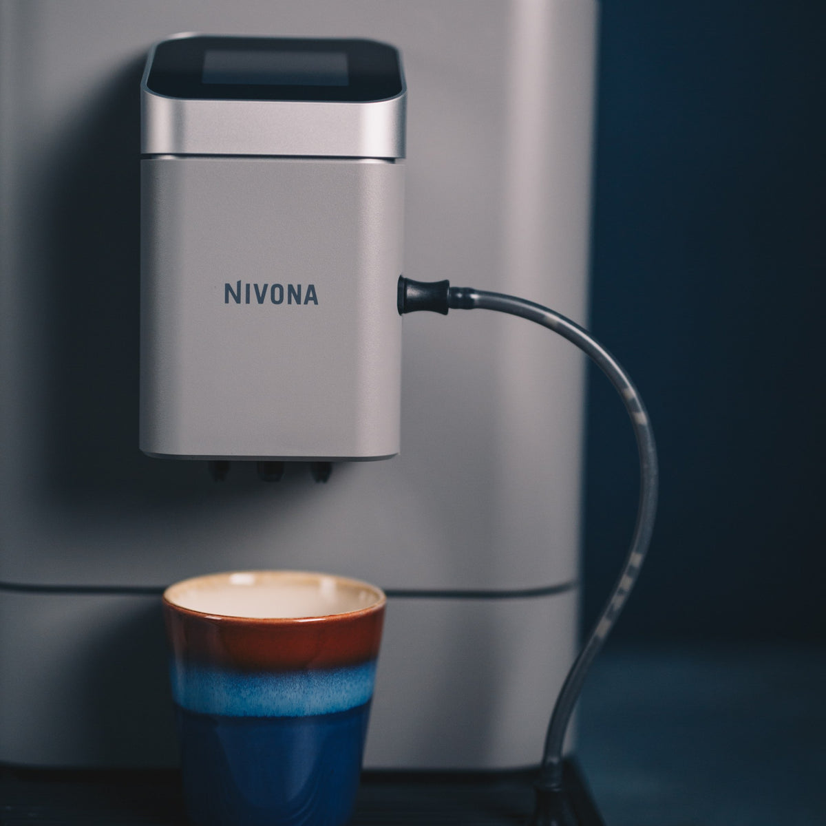 Nivona NIVO 7'105 mit Tasse unter dem höhenverstellbaren Kaffeeauslauf