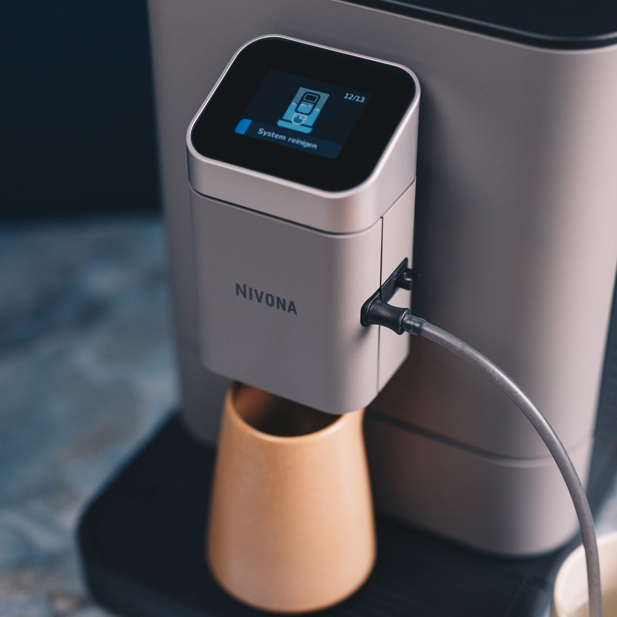 Nivona NIVO 7'105 mit Milchkaffee und Blick auf das Glas-Touchdisplay