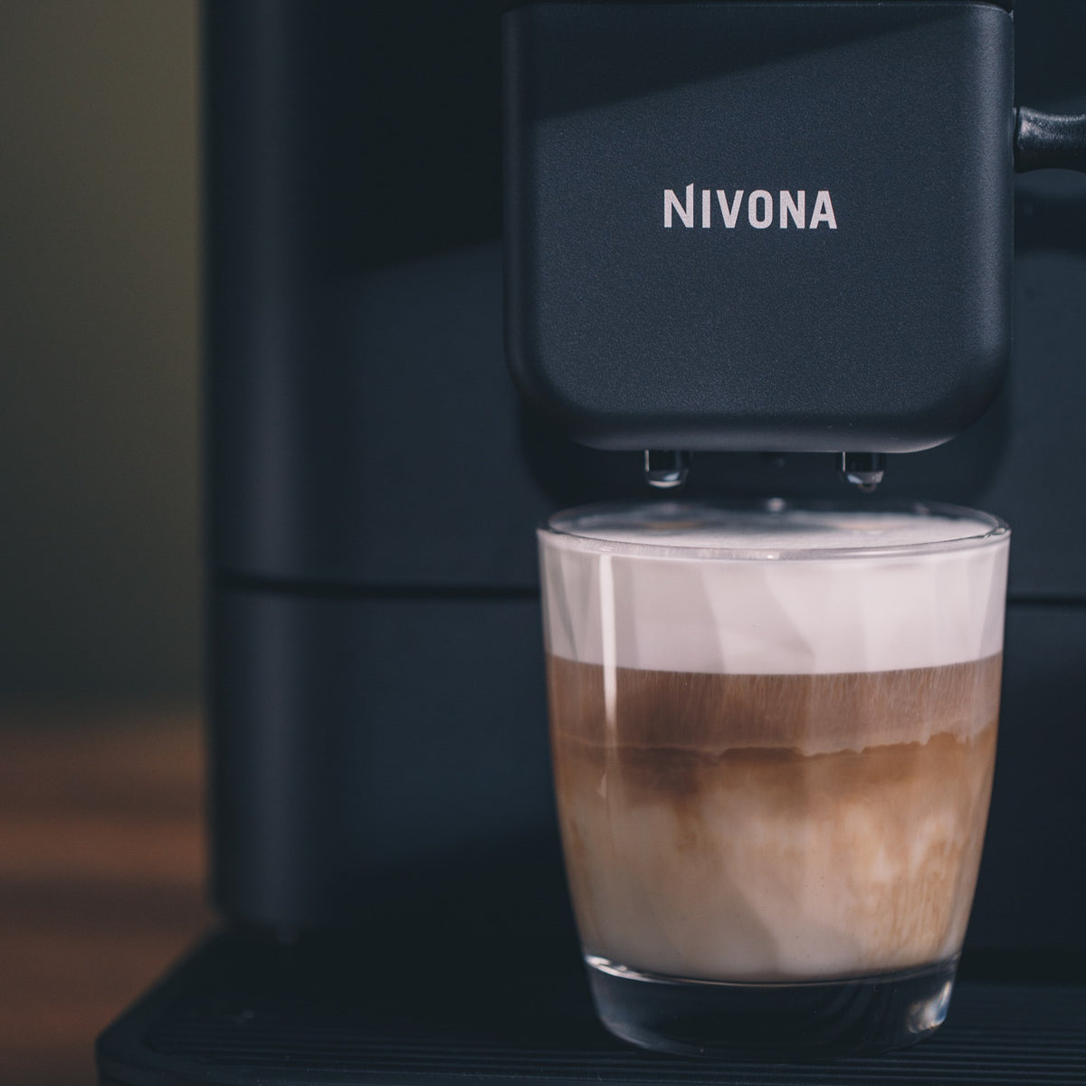 Latte Macchiato im Glas unter der Nivona NIVO 8'111
