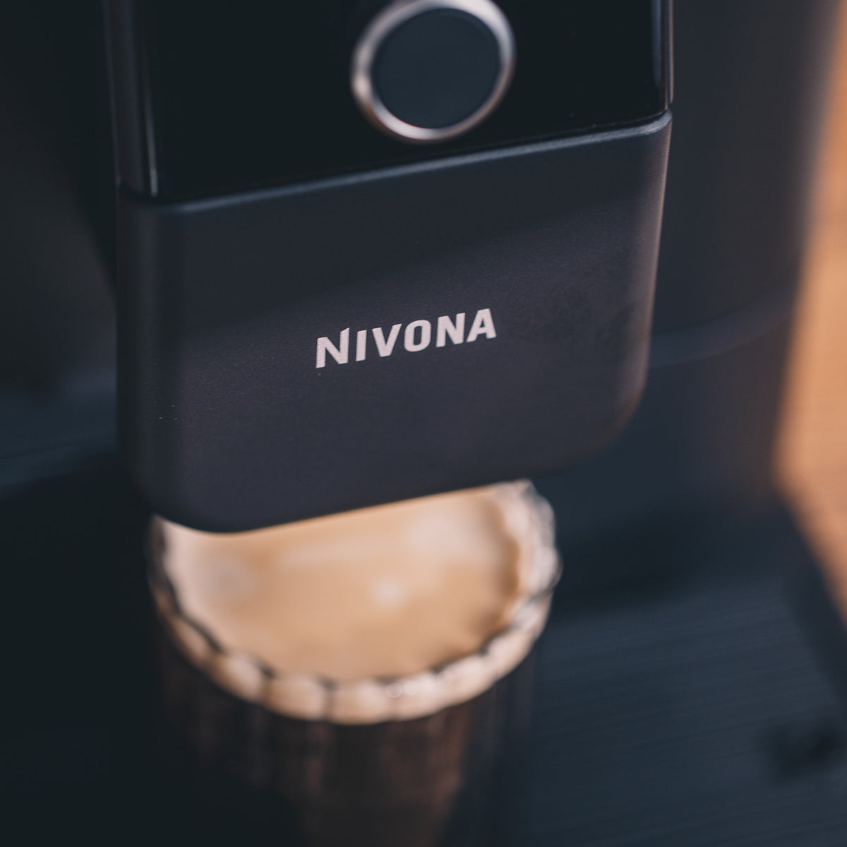Nitro Coffee mit feinporiger Crema läuft aus der Nivona NIVO 8'111