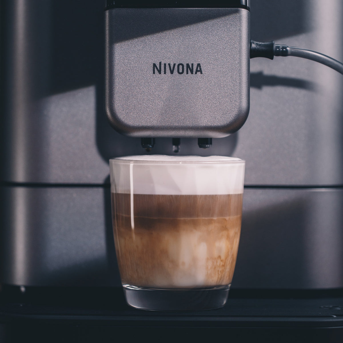 Cappuccino im Glas unter der Nivona NIVO 8'113 in Titan