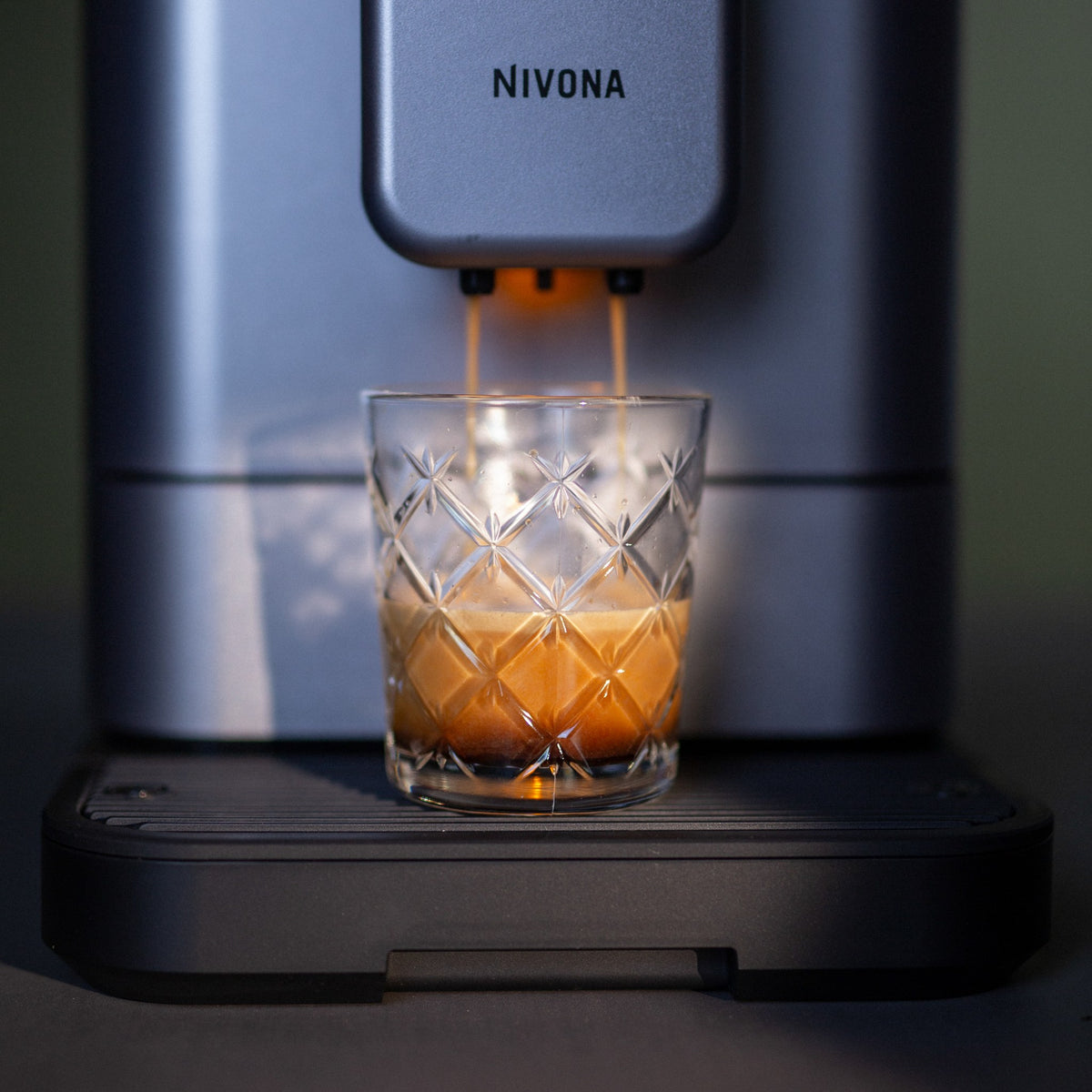 Nitro Coffee im geschliffenen Glas unter der Nivona NIVO 8'117