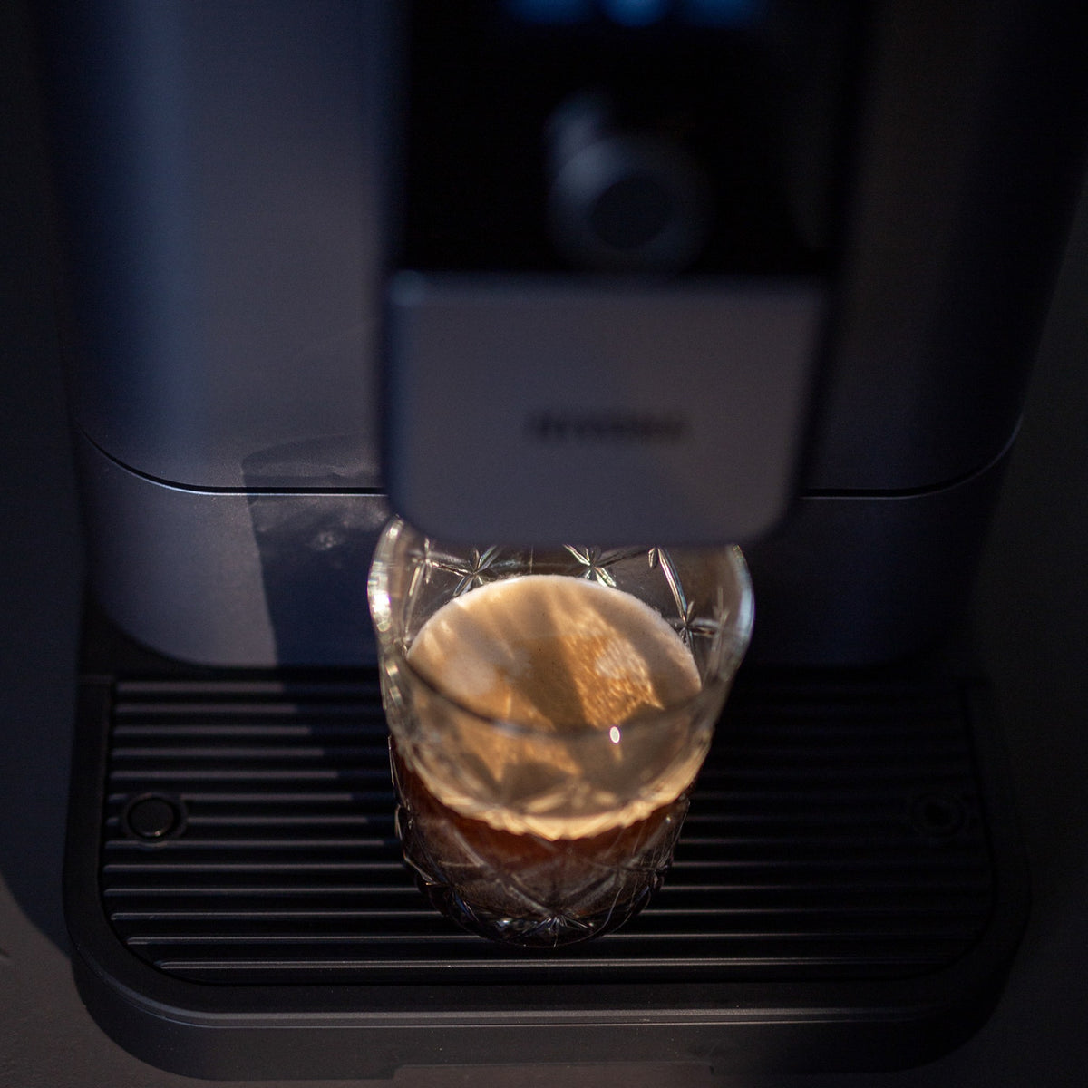 Kalter Kaffee läuft aus der Nivona NIVO 8'117 ins Glas
