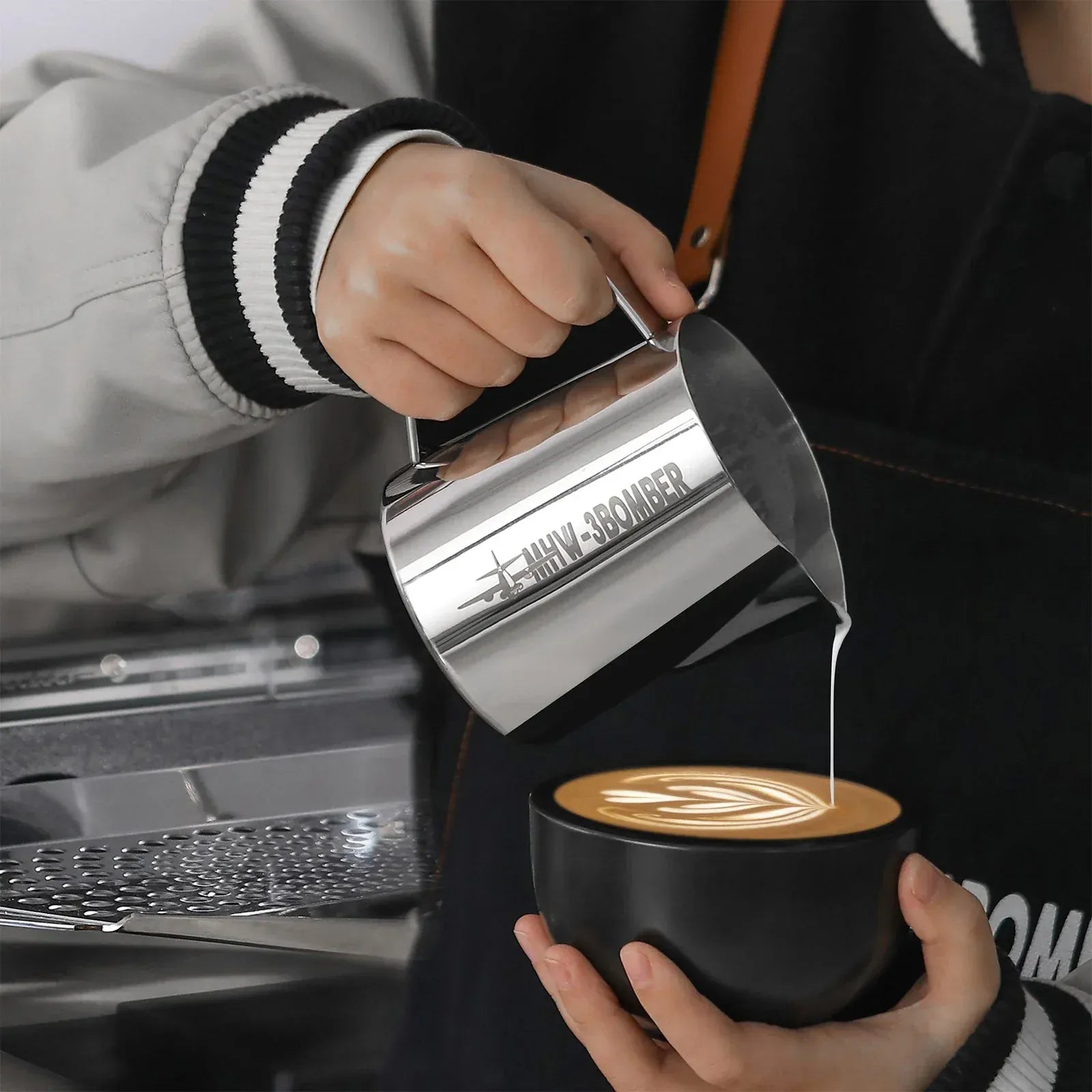 MHW-3BOMBER Latte Art Pitcher 5.0 Milchkännchen 600 ml – Glanzgrau Edelstahl Milchkännchen MHW-3Bomber - Rheinland.Coffee
