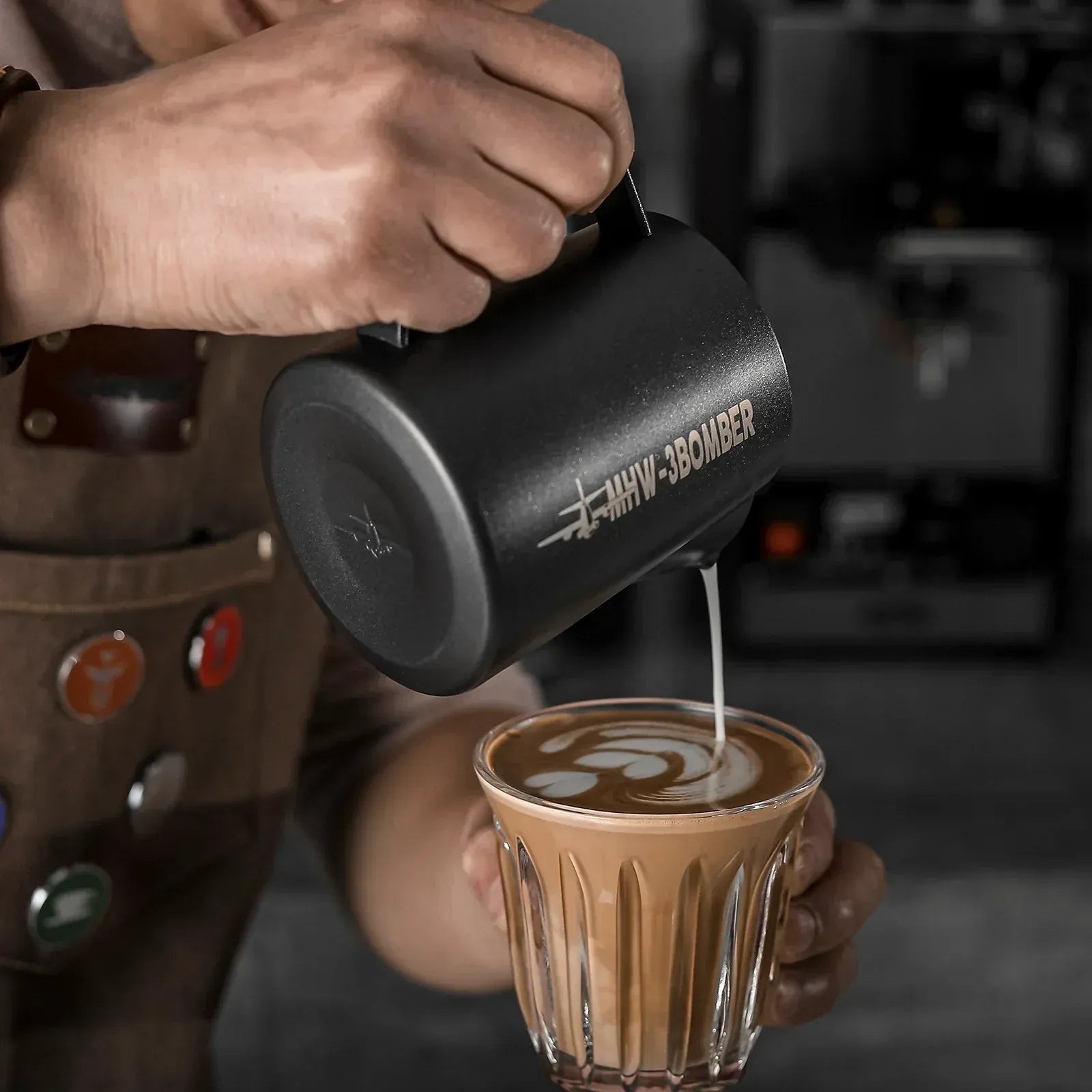 MHW-3BOMBER Latte Art Pitcher 5.0 Milchkännchen 600 ml – Mattschwarz Milchkännchen MHW-3Bomber - Rheinland.Coffee