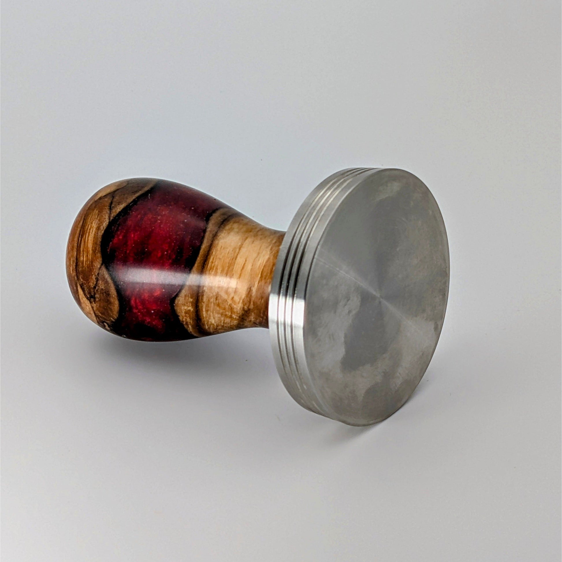 Epoxy Elegance Tamper #14 – Pappelmaser & Rubinrot Tamper EMMERICH Art - Rheinland.Coffee