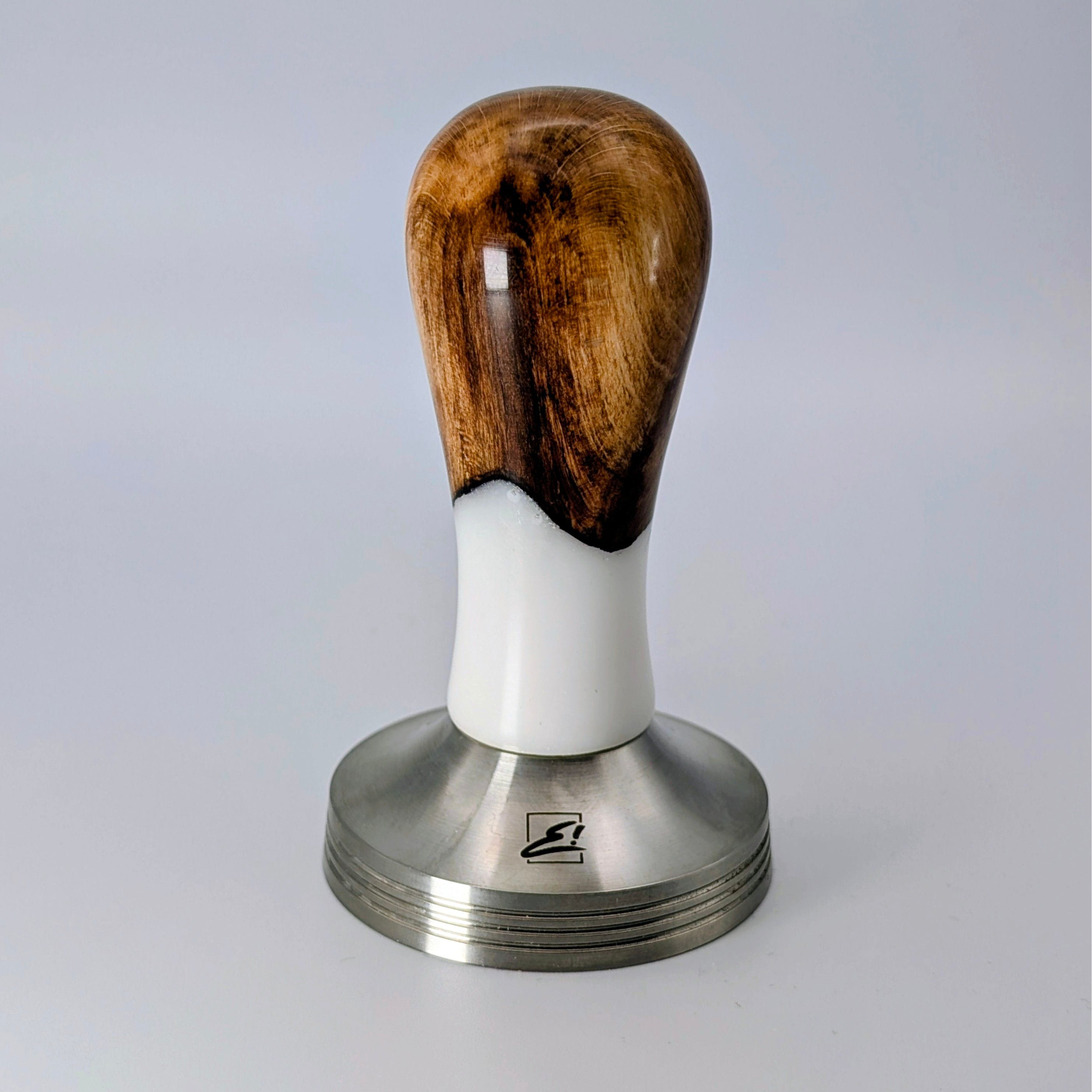 Epoxy Elegance Tamper #18 – Gestockte Buche & Milchglasweiß Tamper EMMERICH Art - Rheinland.Coffee