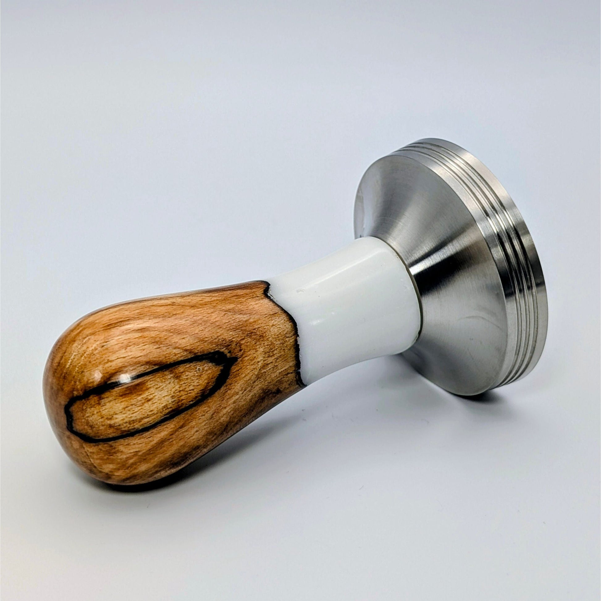 Epoxy Elegance Tamper #18 – Gestockte Buche & Milchglasweiß Tamper EMMERICH Art - Rheinland.Coffee