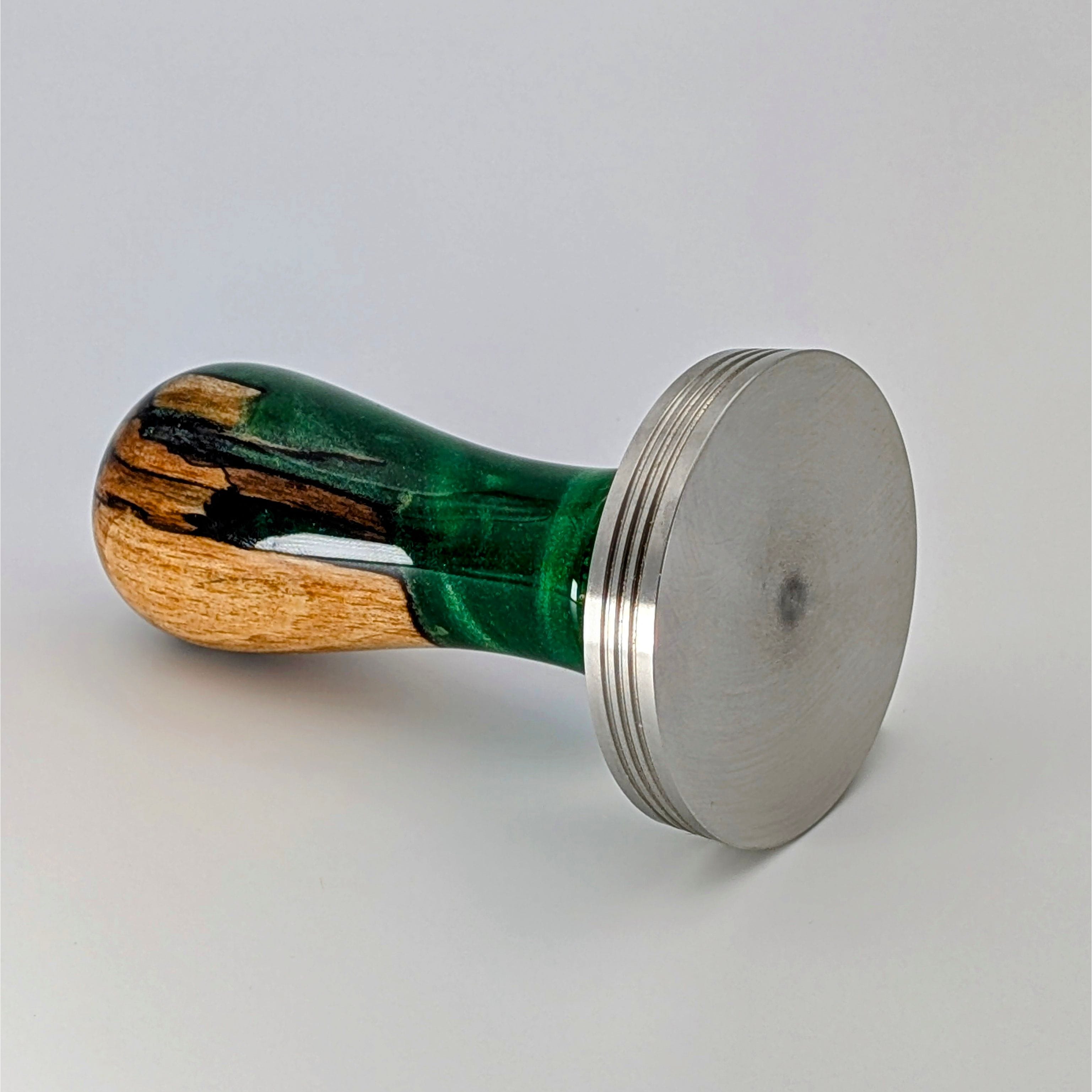 Epoxy Elegance Tamper #1 – Gestockte Buche & Smaragdgrün Tamper EMMERICH Art - Rheinland.Coffee