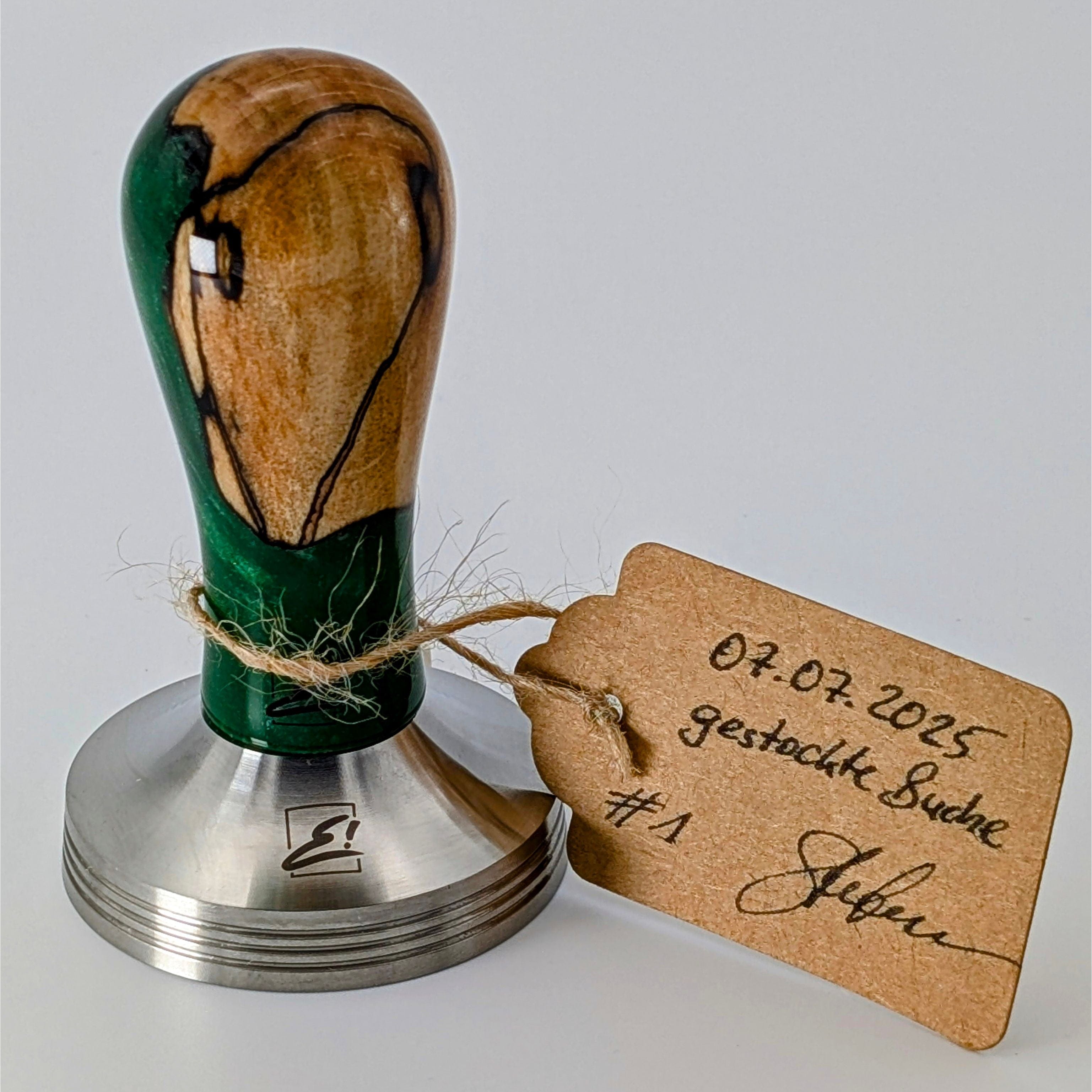 Epoxy Elegance Tamper #1 – Gestockte Buche & Smaragdgrün Tamper EMMERICH Art - Rheinland.Coffee