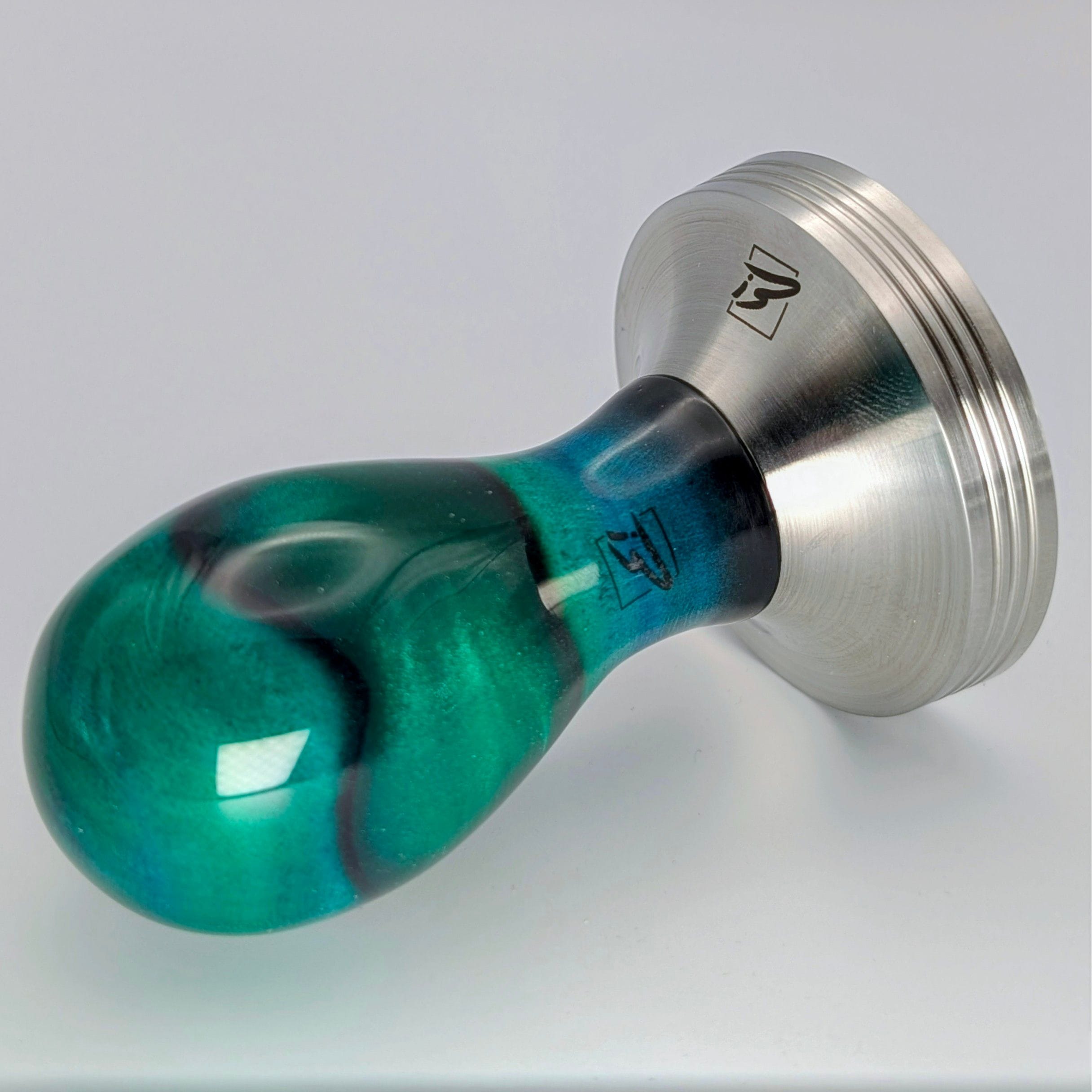 Epoxy Elegance Tamper #23 – Riegelahorn & Petrolgrün Tamper EMMERICH Art - Rheinland.Coffee