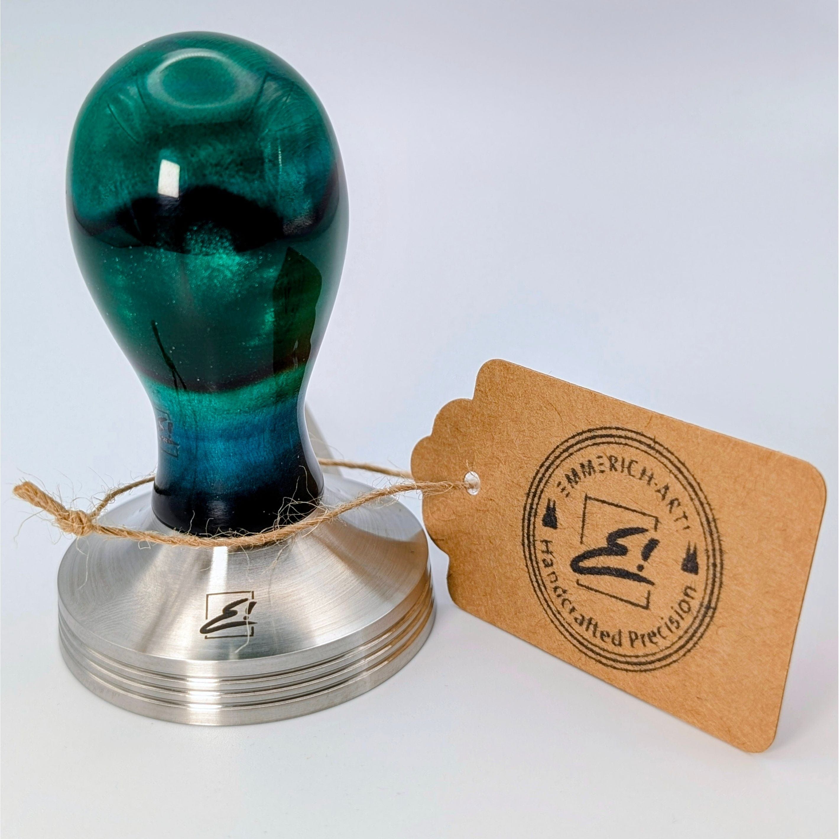 Epoxy Elegance Tamper #23 – Riegelahorn & Petrolgrün Tamper EMMERICH Art - Rheinland.Coffee