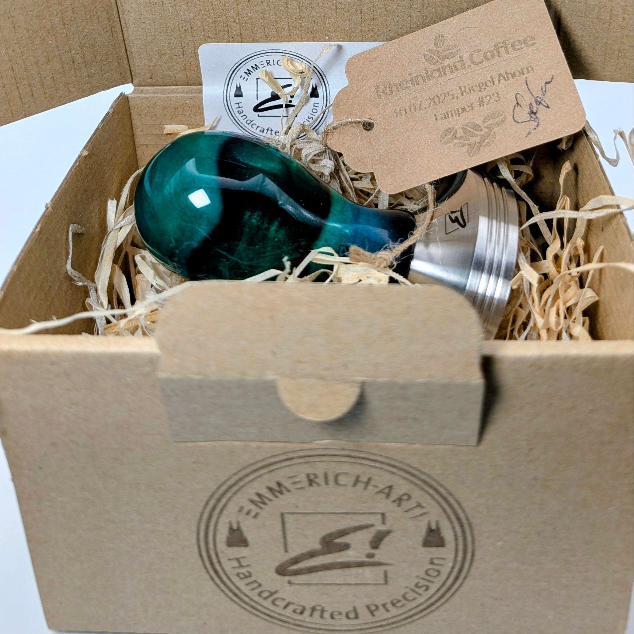 Epoxy Elegance Tamper #23 – Riegelahorn & Petrolgrün Tamper EMMERICH Art - Rheinland.Coffee
