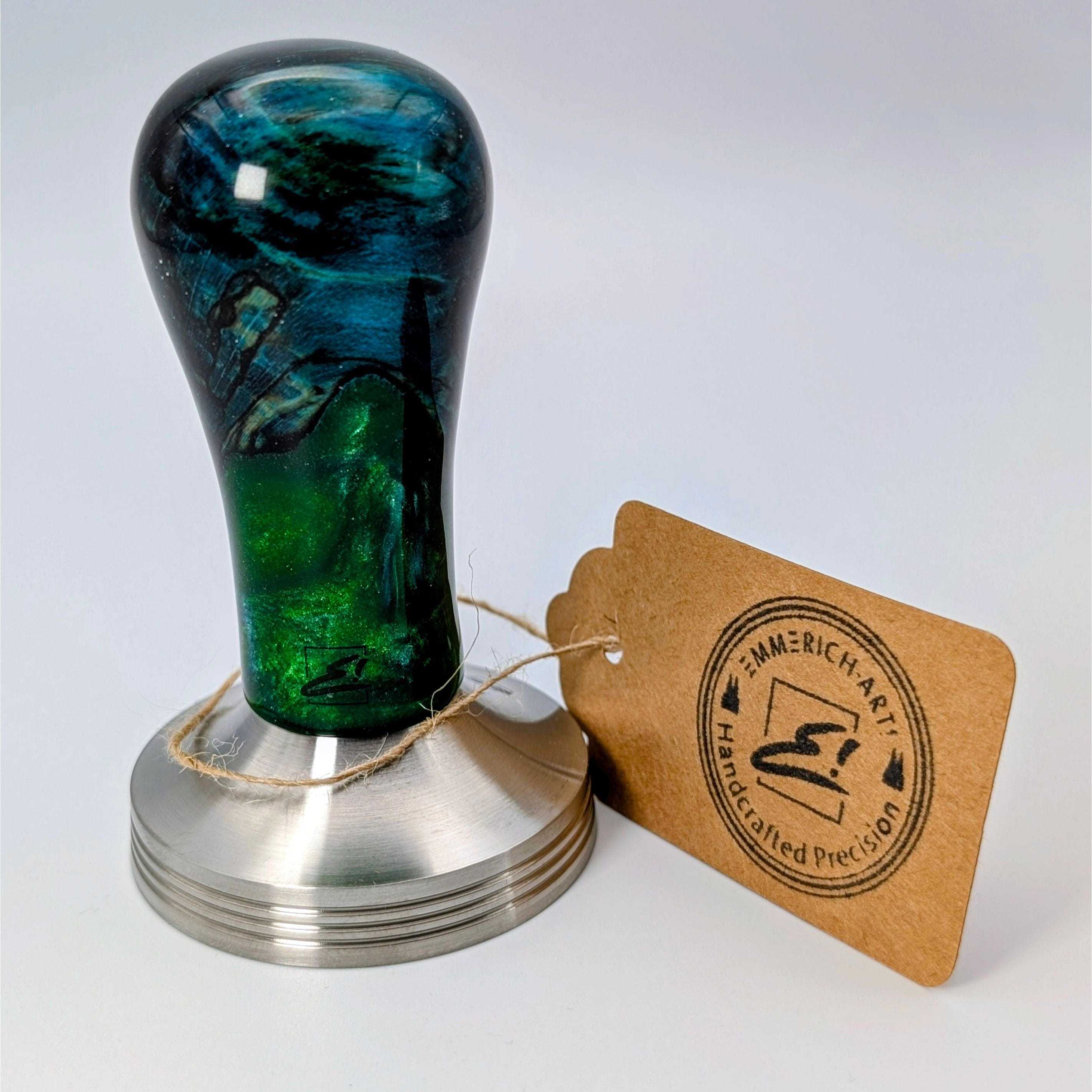 Epoxy Elegance Tamper #24 – Gestockte Buche & Tiefgrün Tamper EMMERICH Art - Rheinland.Coffee
