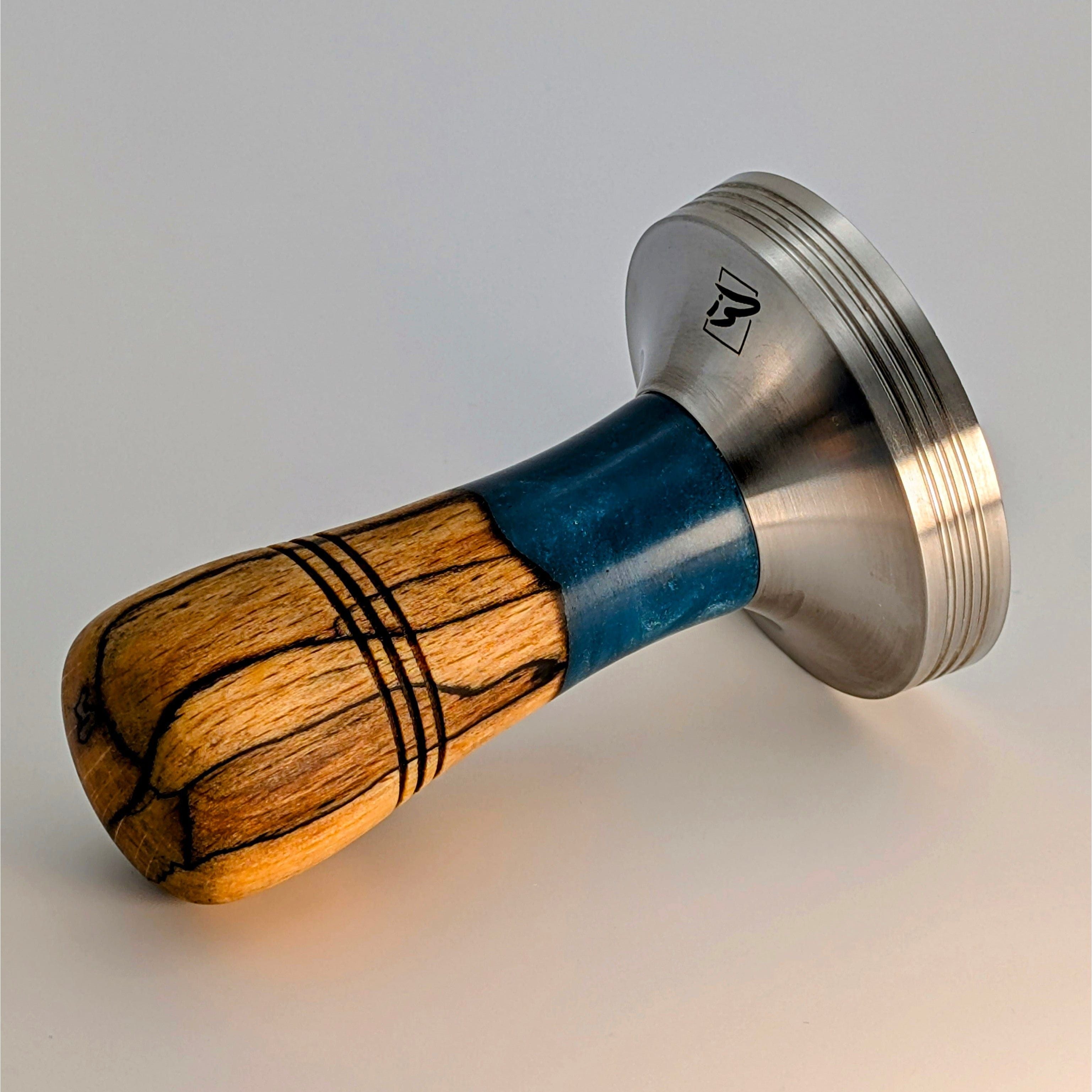 Epoxy Elegance Tamper #6 – Gestockte Buche & Tiefblau Tamper EMMERICH Art - Rheinland.Coffee