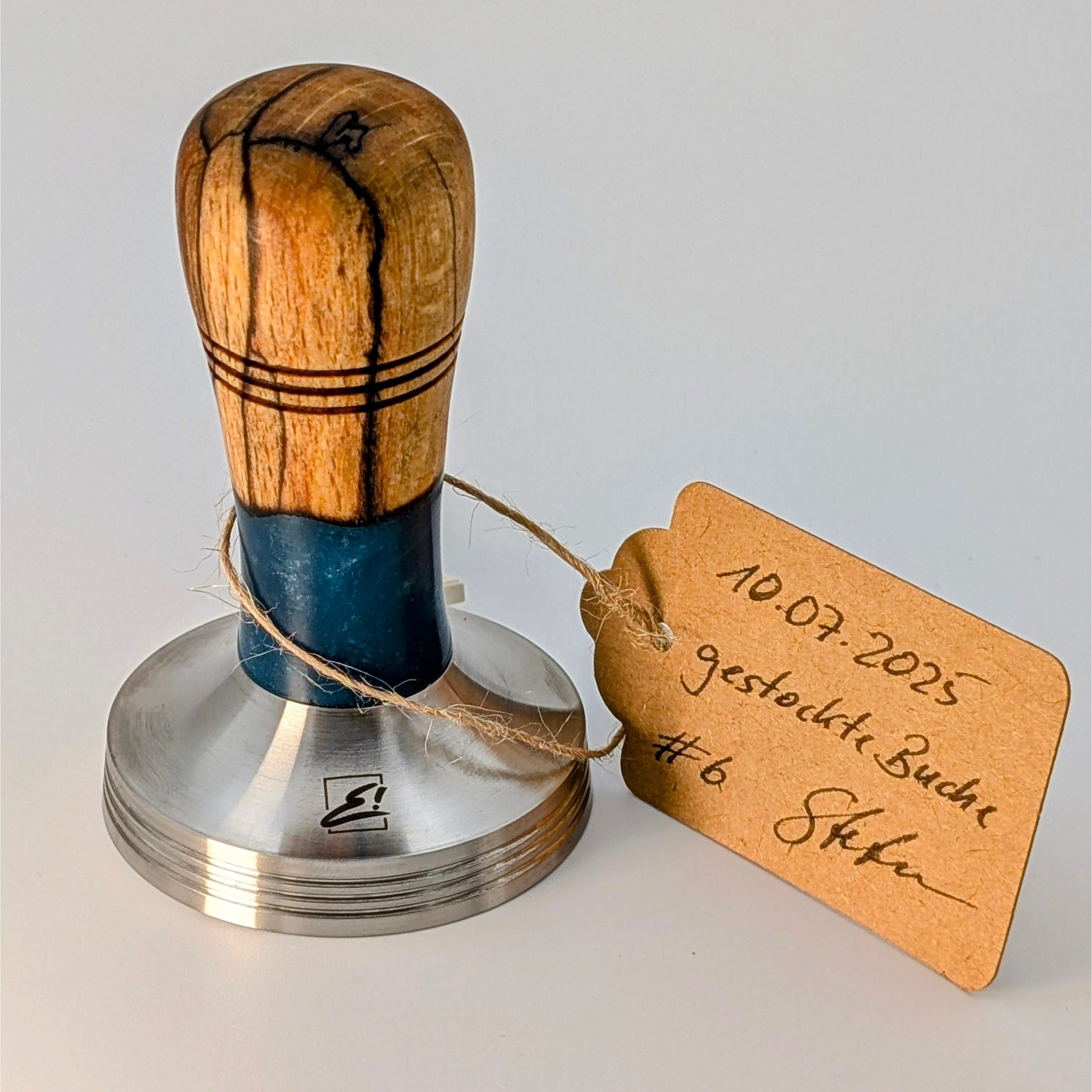 Epoxy Elegance Tamper #6 – Gestockte Buche & Tiefblau Tamper EMMERICH Art - Rheinland.Coffee