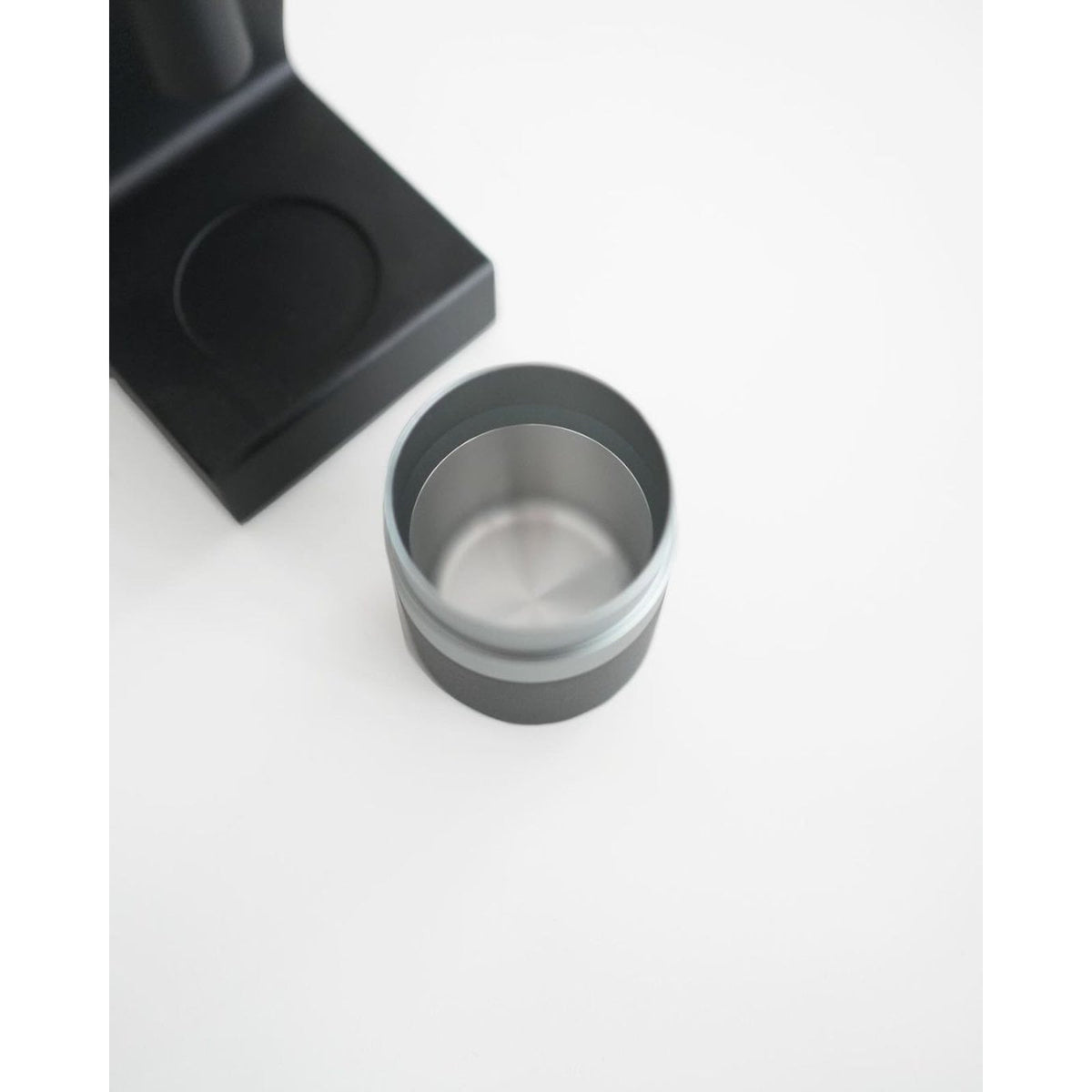 Varia VS3 Dosierbecher neben der Basis - Rheinland.Coffee