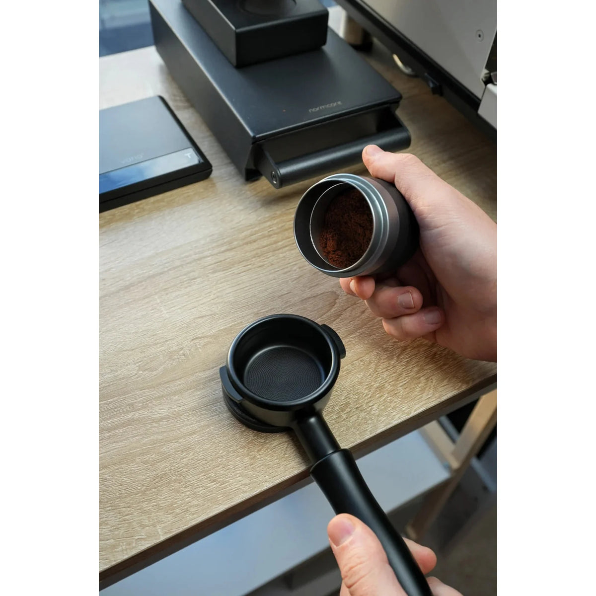 Varia VS3 Dosierbecher mit Mahlgut und Siebträger - Rheinland.Coffee