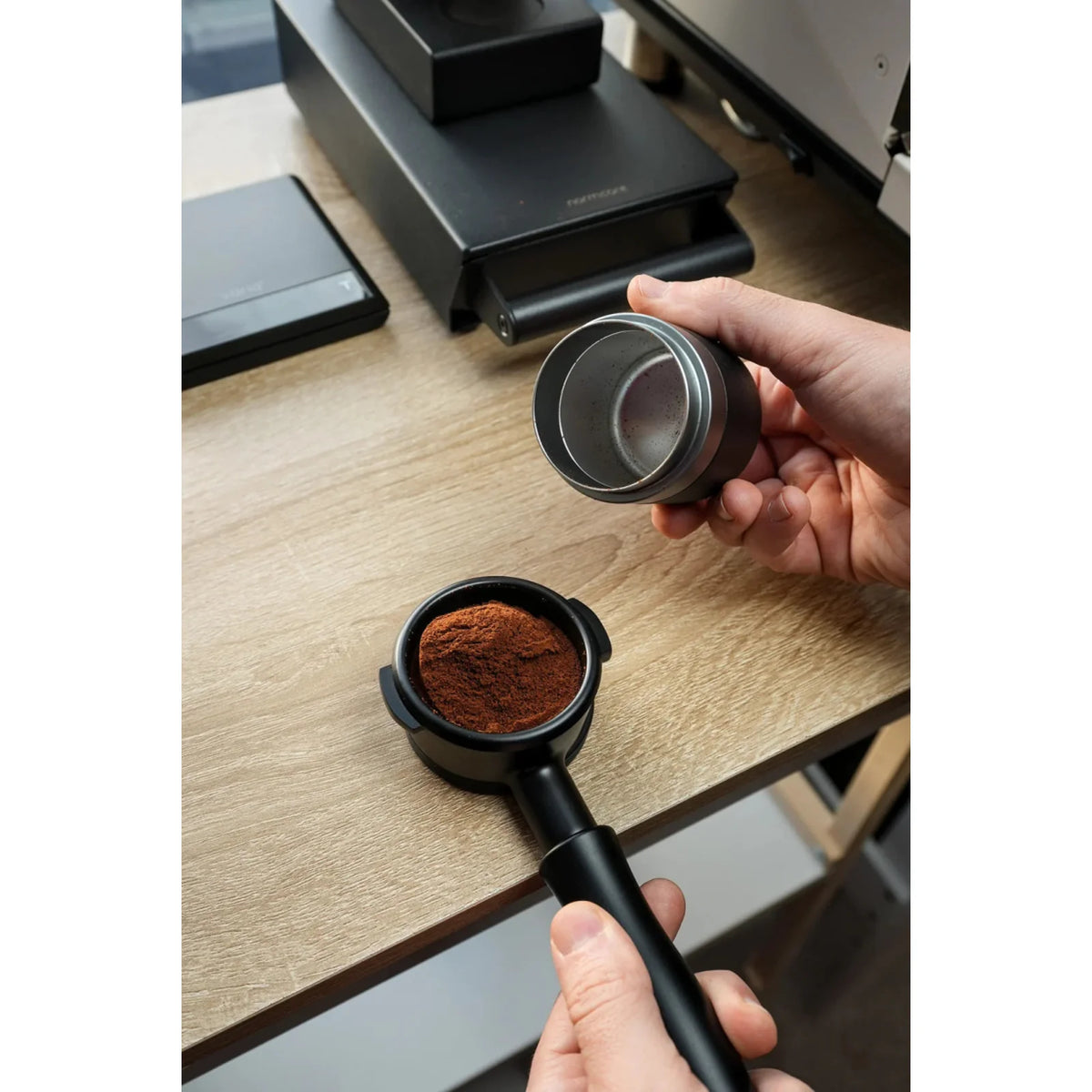 Varia VS3 Dosierbecher beim Umfüllen - Rheinland.Coffee