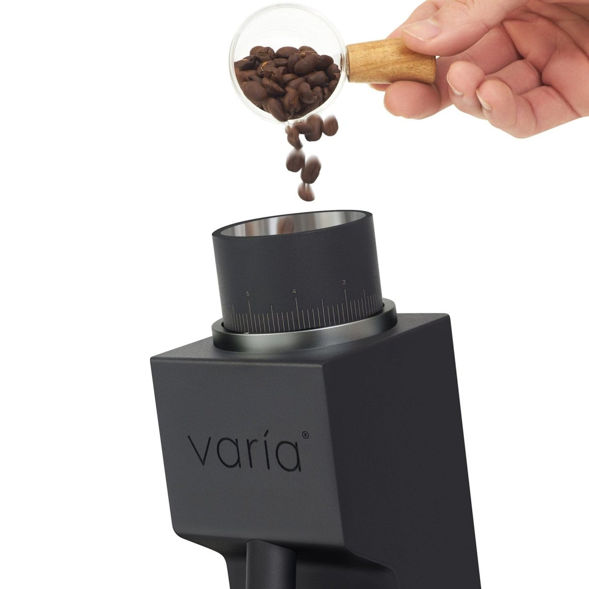 Bohnen in die Varia VS3 einfüllen - Rheinland.Coffee