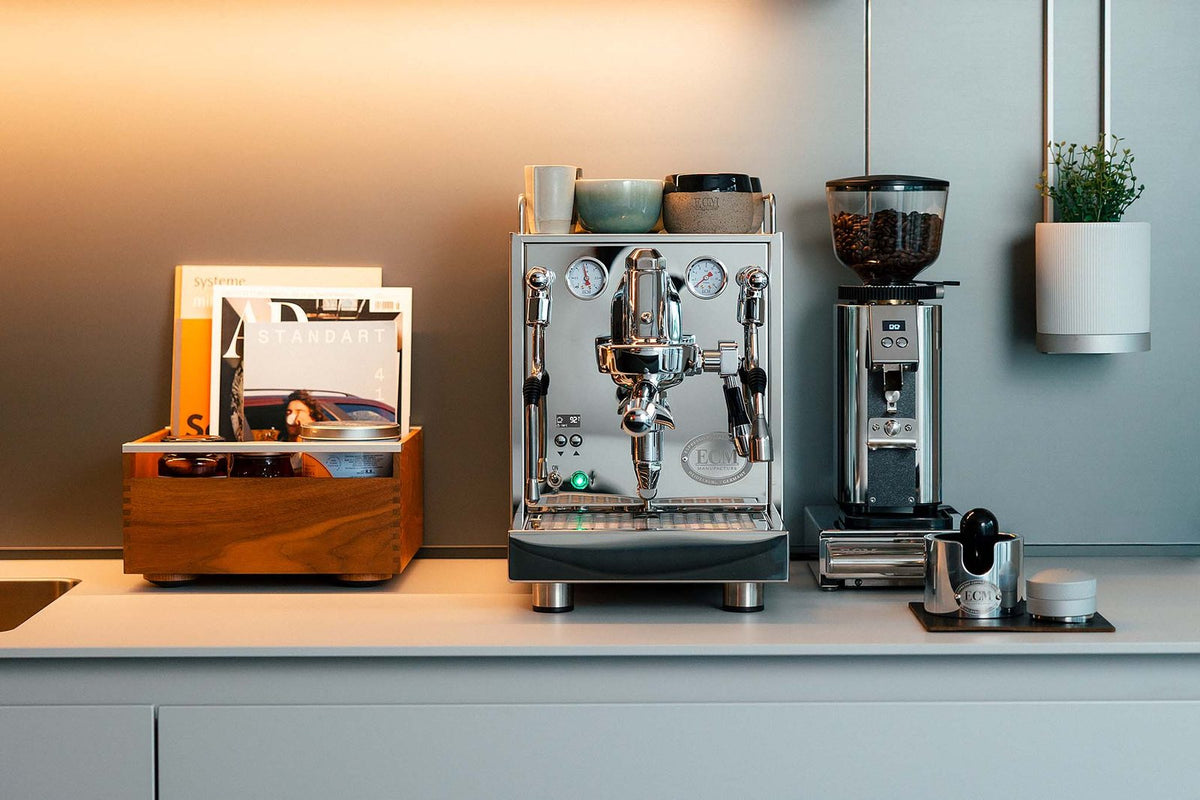 ECM Mechanika MAX II mit Mühle auf einer hellen Küchenablage
