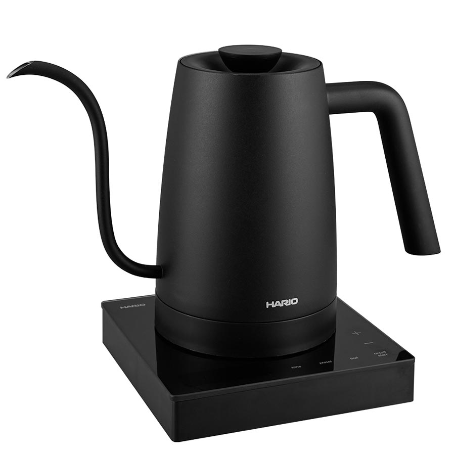 Hario Lyra Wasserkocher 800 ml in Schwarz auf dem Sockel