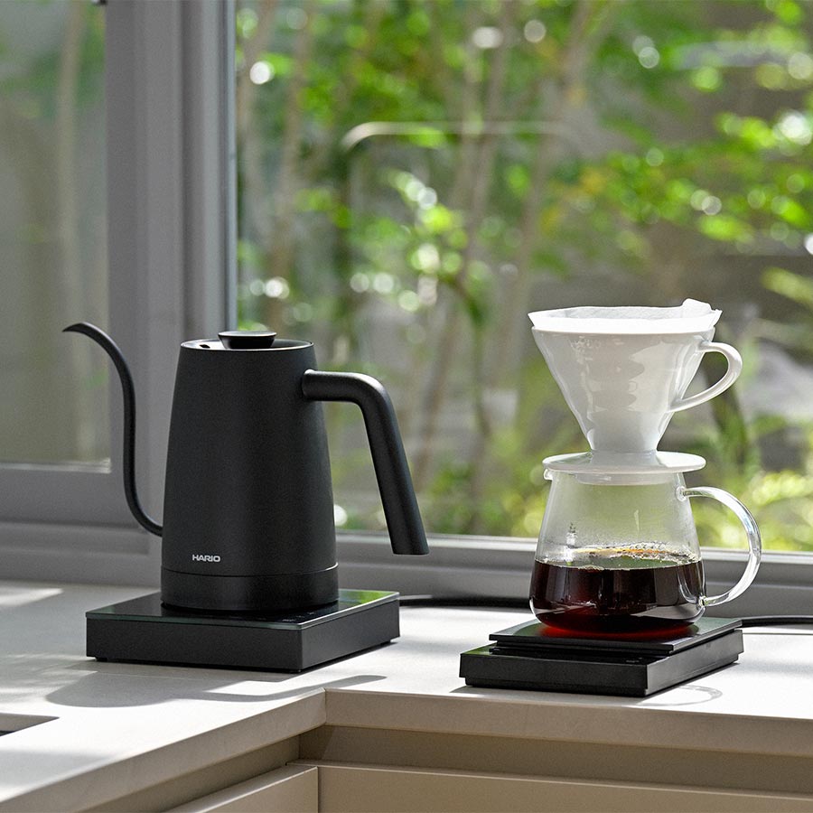 Hario Lyra mit V60-Handfilter und Kanne in der Küche