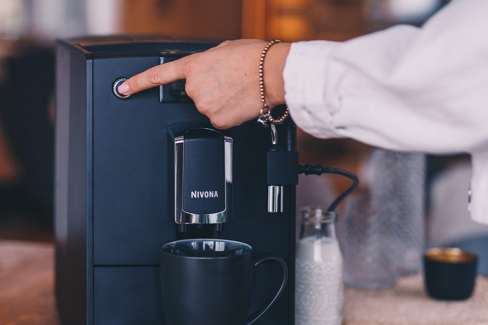 Kaffeebezug per Knopfdruck an der Nivona NICR 5'50 in Mattschwarz