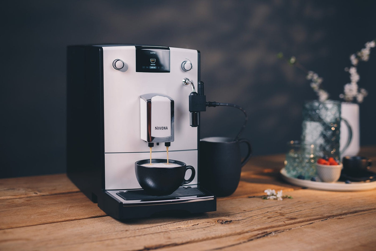 Nivona NICR 5'60 in Weiß brüht Kaffee in eine schwarze Tasse