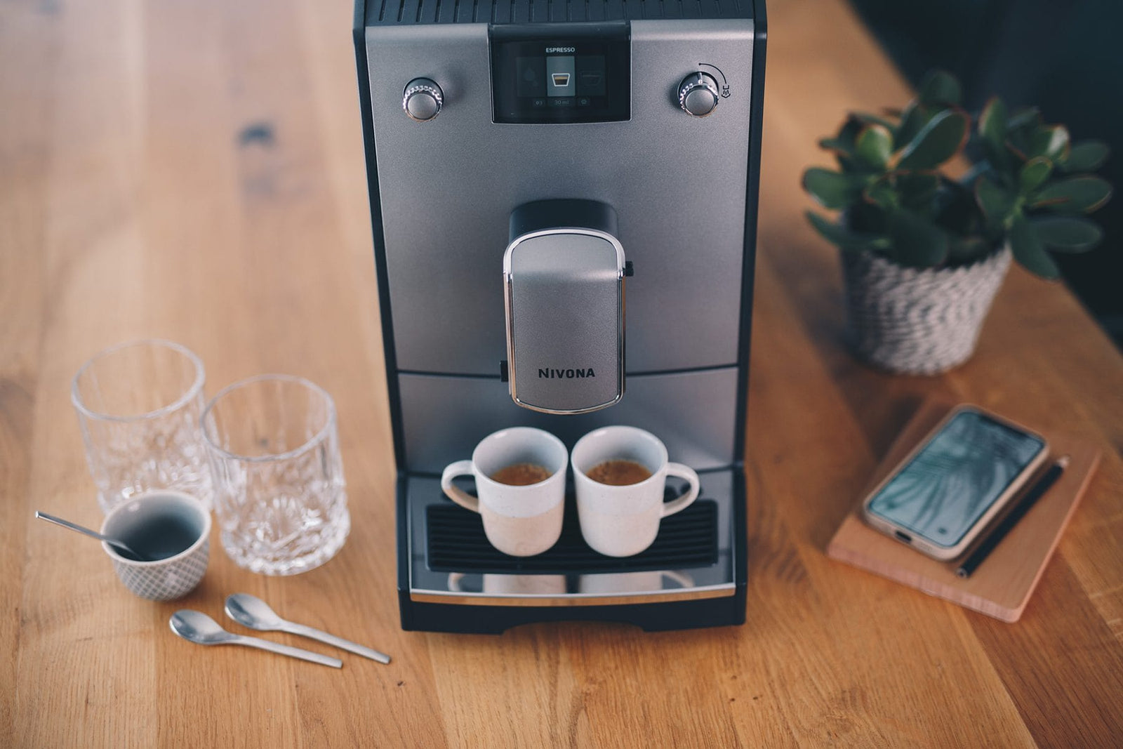 Nivona NICR 6'95 mit zwei Espressotassen gleichzeitig im Bezug