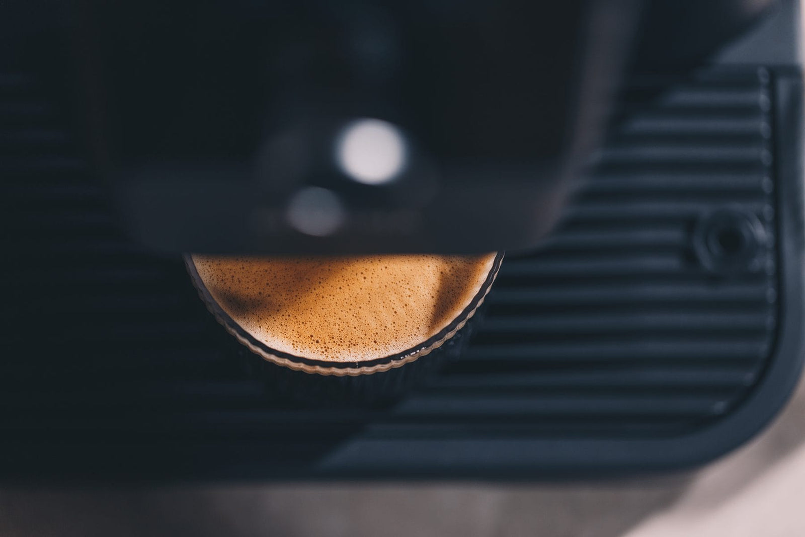 Nahaufnahme der Crema eines Espresso aus der NIVONA NIVO 8'101