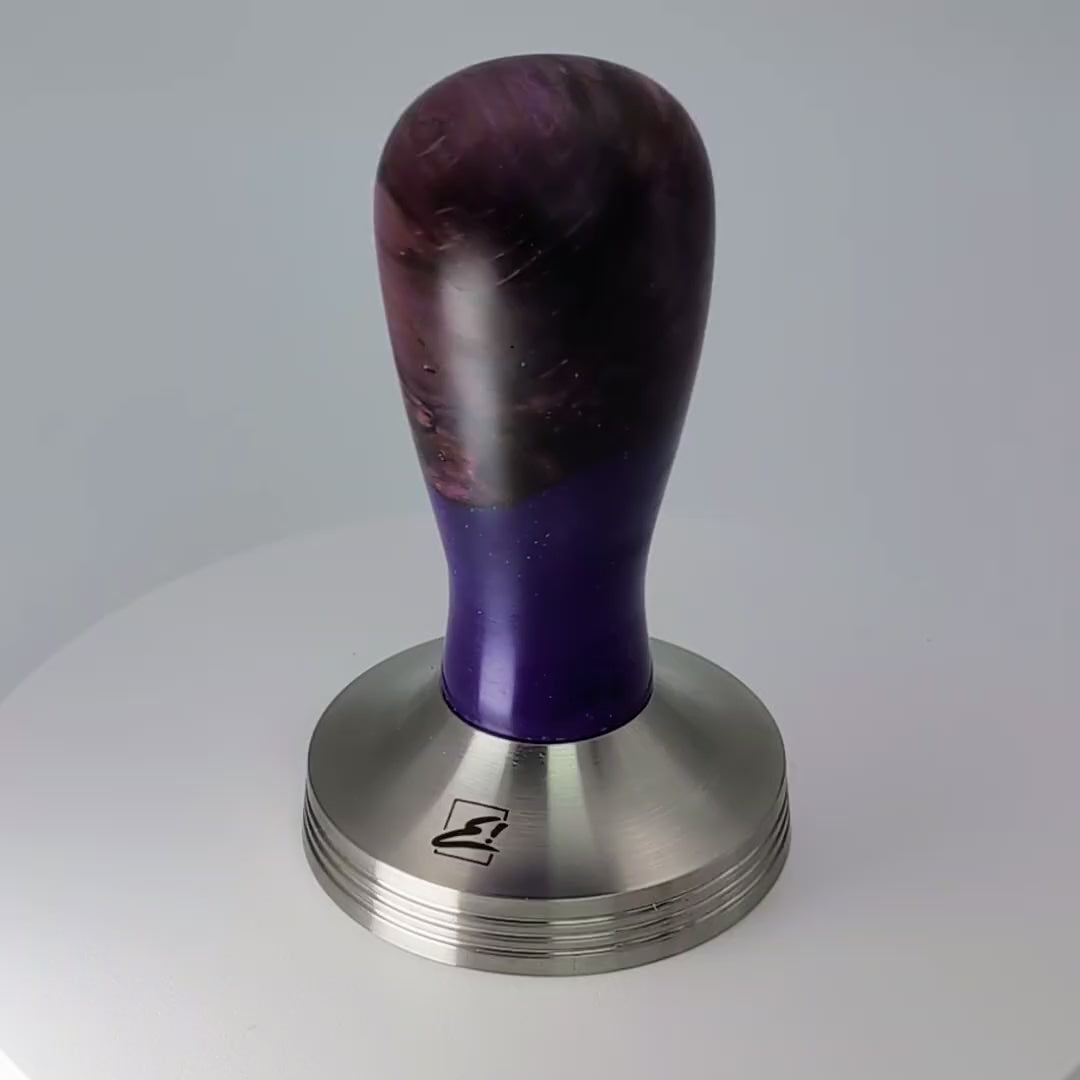 Video laden: Epoxy Elegance Tamper #11 – Gestockte Buche &amp; Violett Tamper EMMERICH Art - Rheinland.Coffee