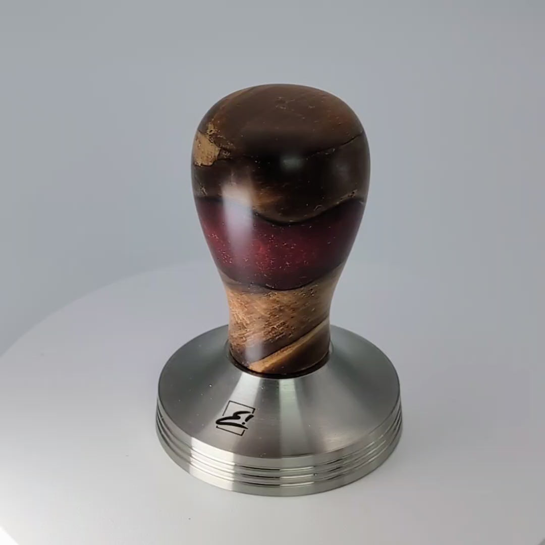 Video laden: Epoxy Elegance Tamper #14 – Pappelmaser &amp; Rubinrot Tamper EMMERICH Art - Rheinland.Coffee