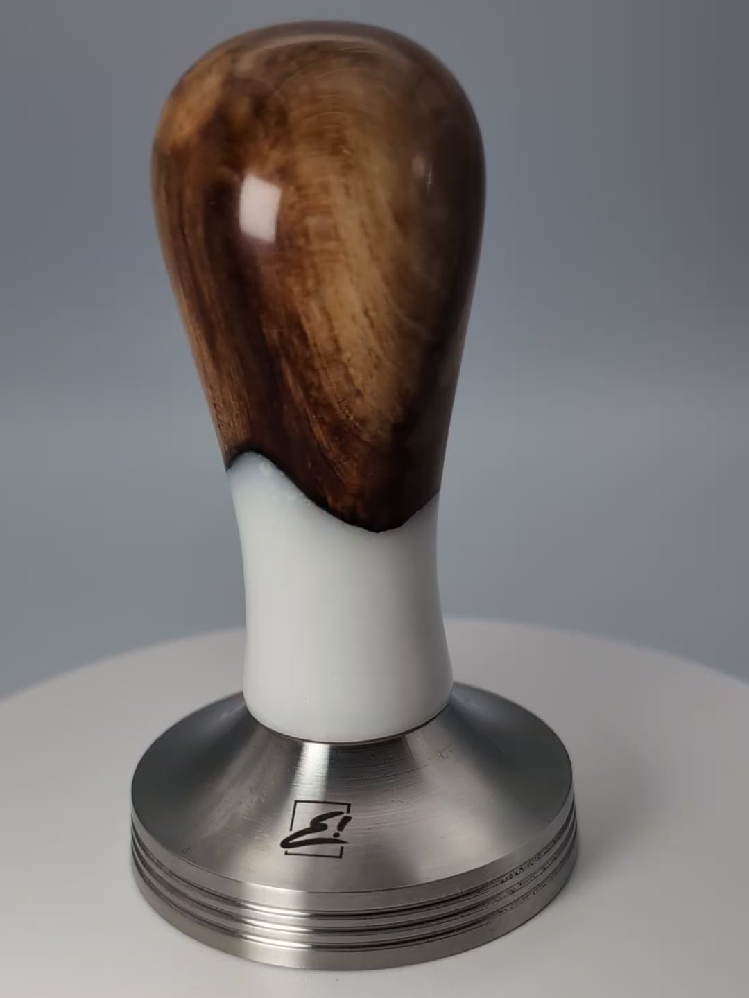 Video laden: Epoxy Elegance Tamper #18 – Gestockte Buche &amp; Milchglasweiß Tamper EMMERICH Art - Rheinland.Coffee
