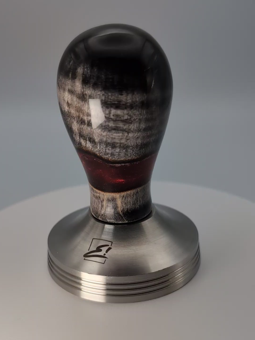 Video laden: Epoxy Elegance Tamper #22 – Dunkles Holz &amp; Rauchrot Tamper EMMERICH Art - Rheinland.Coffee
