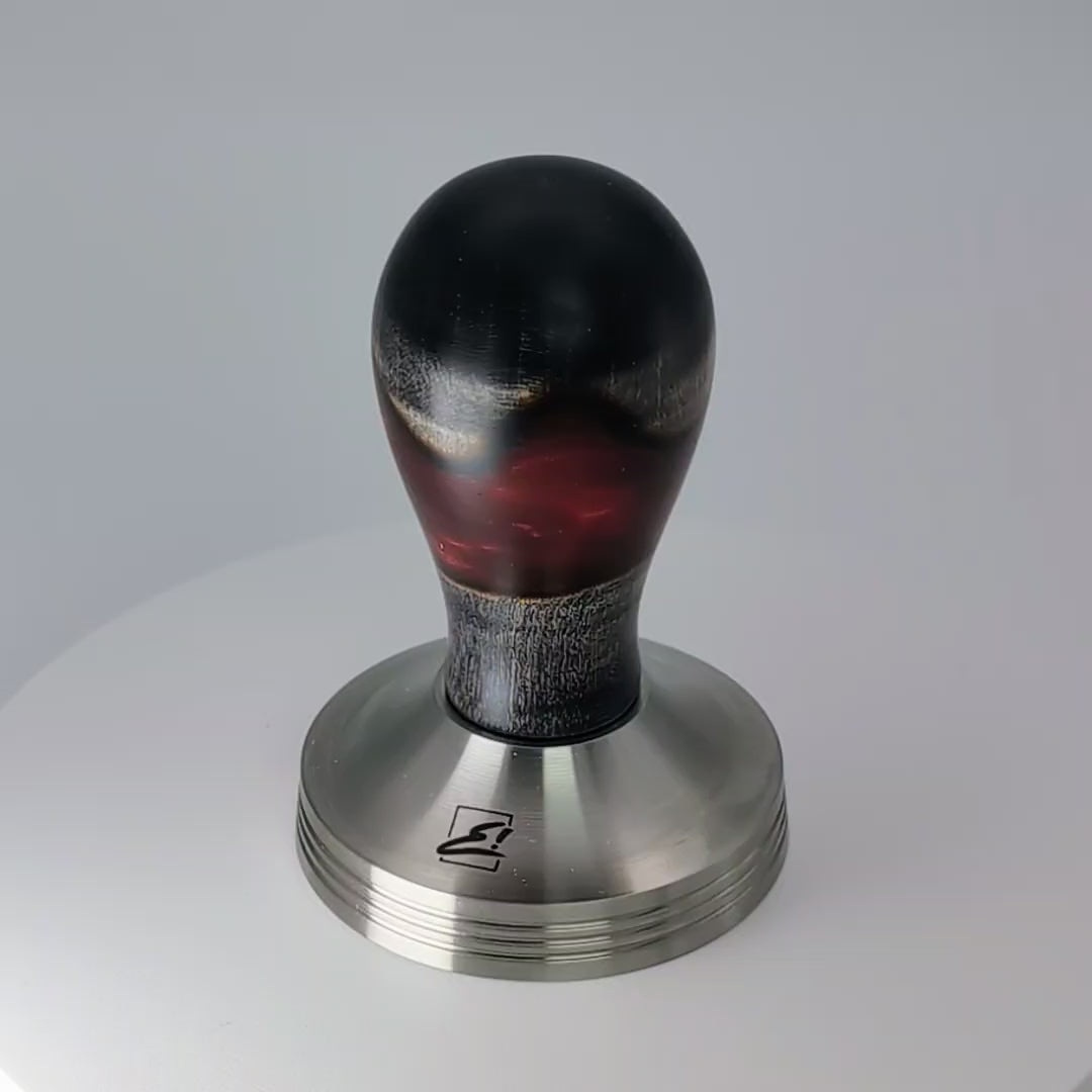 Video laden: Epoxy Elegance Tamper #2 – Riegelahorn &amp; Lava-Rot Tamper EMMERICH Art - Rheinland.Coffee