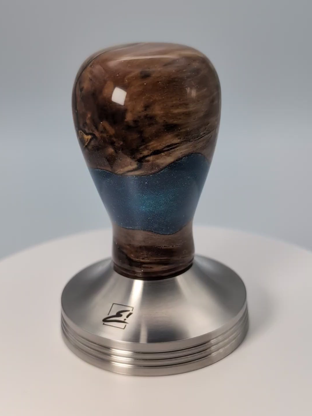 Video laden: Epoxy Elegance Tamper #20 – Gestockte Buche &amp; Tiefblau Tamper EMMERICH Art - Rheinland.Coffee
