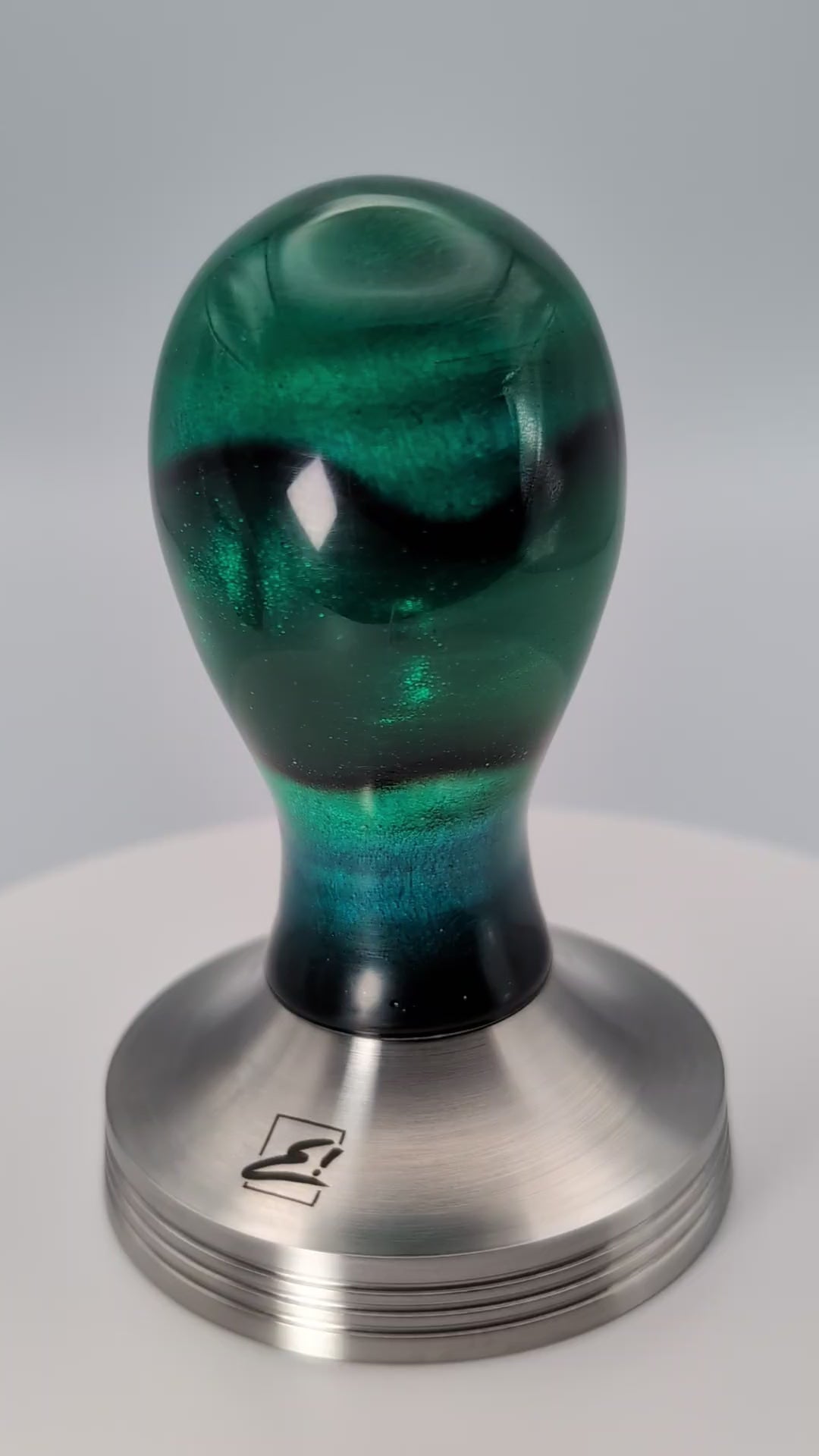 Video laden: Epoxy Elegance Tamper #23 – Riegelahorn &amp; Petrolgrün Tamper EMMERICH Art - Rheinland.Coffee